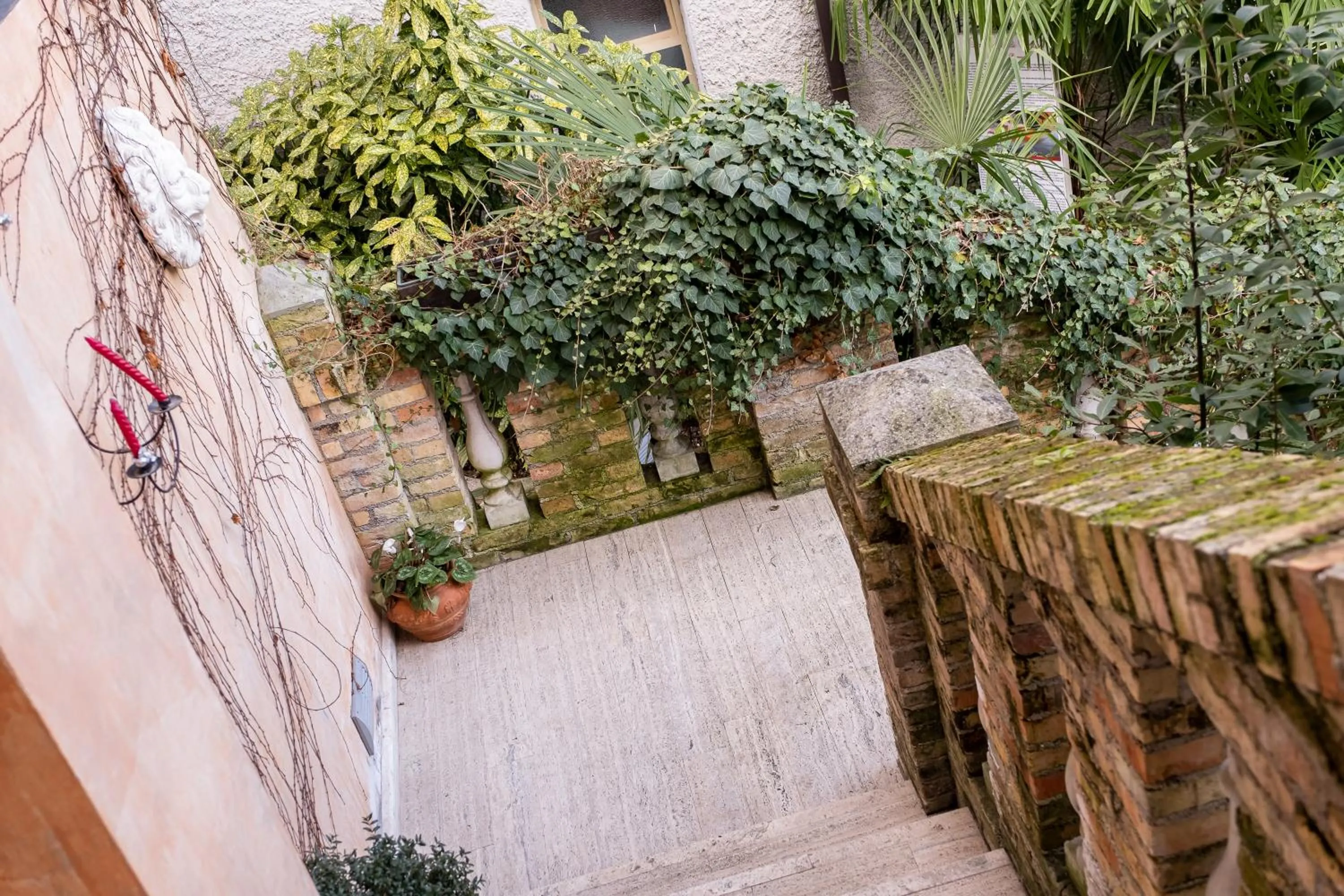 Patio in Principato Di Ariis Hotel 3 stelle Room Only