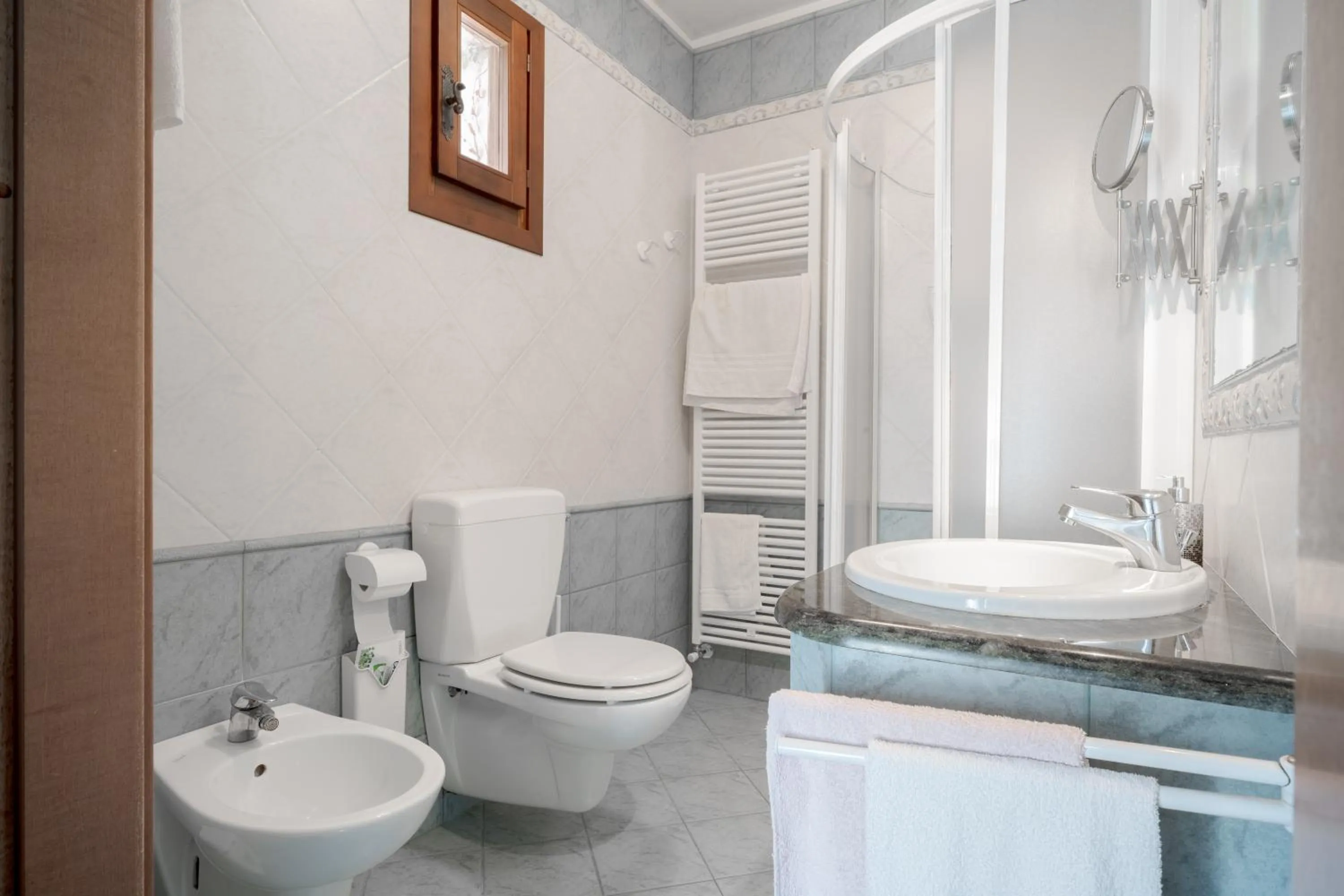 Shower in Principato Di Ariis Hotel 3 stelle Room Only