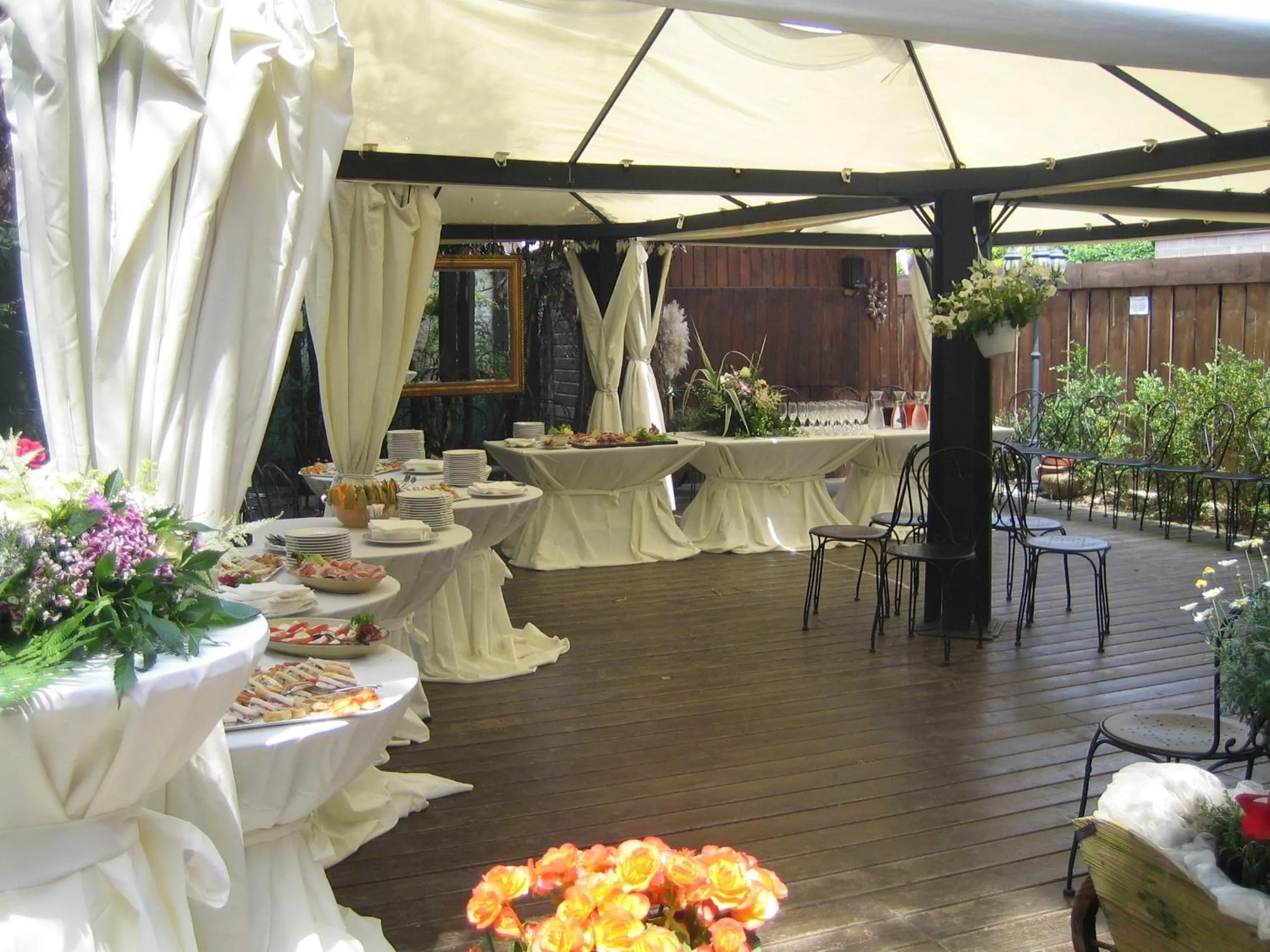 Patio in Principato Di Ariis Hotel 3 stelle Room Only