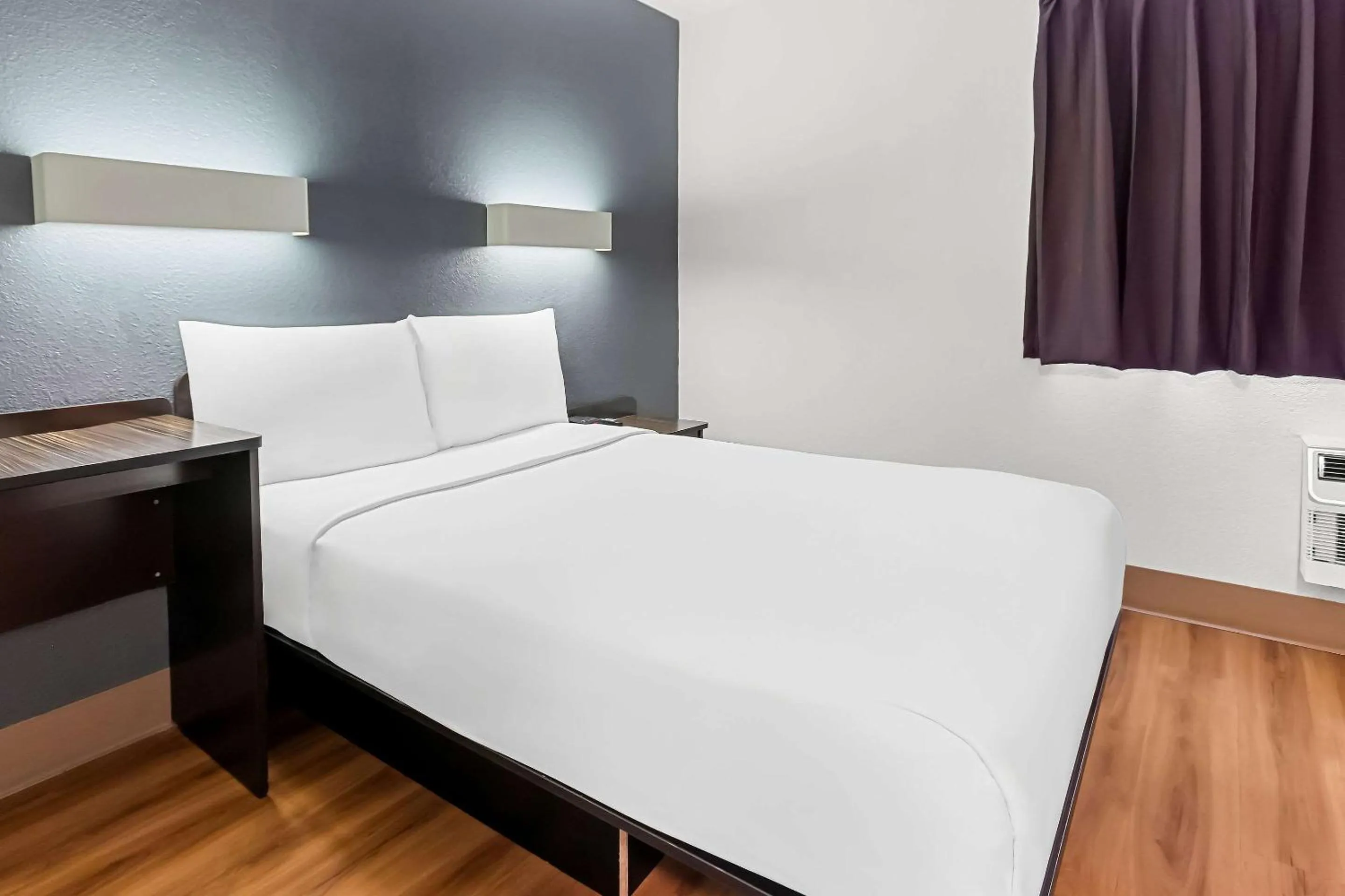 Bedroom, Bed in Econo Lodge