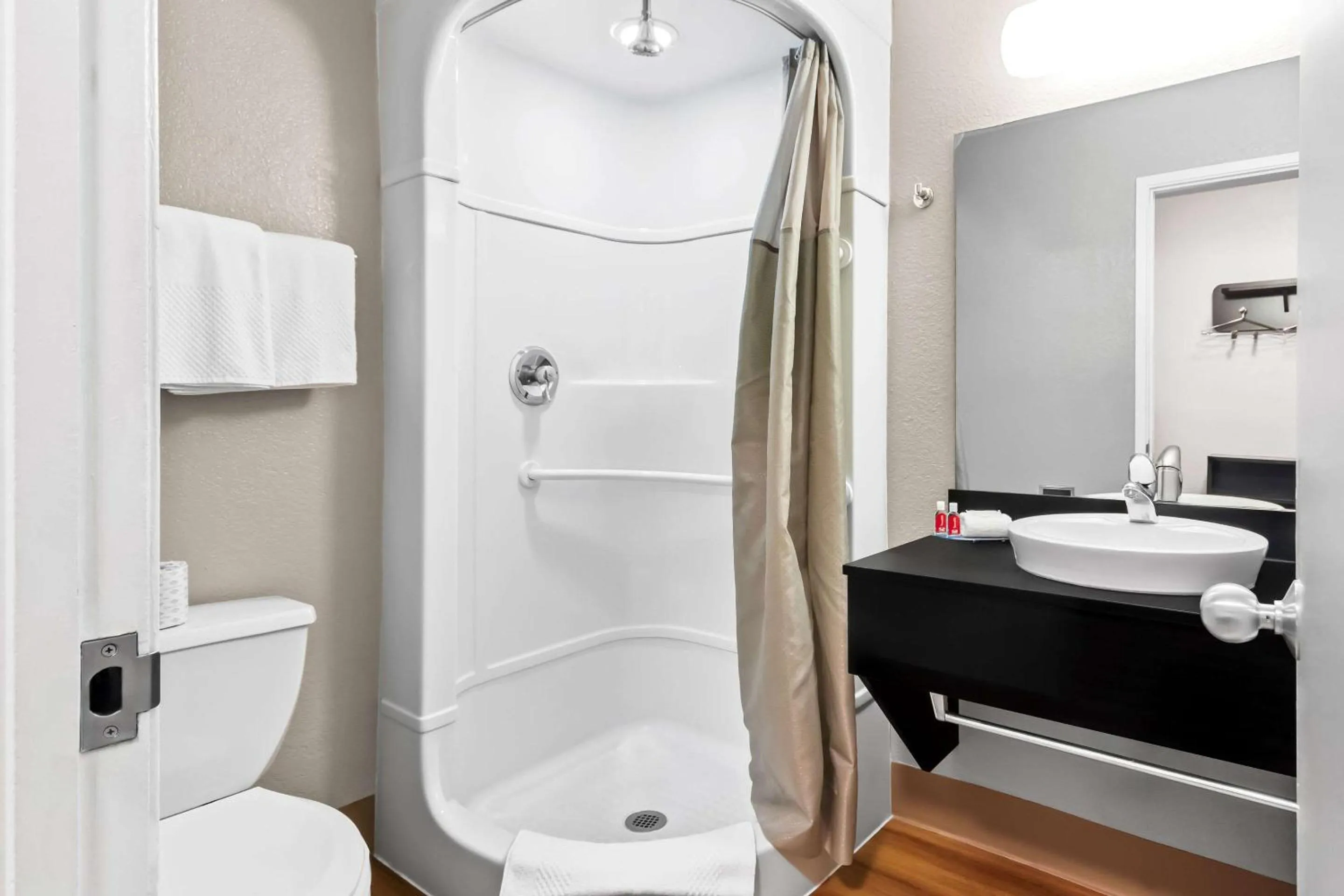 Bedroom in Econo Lodge