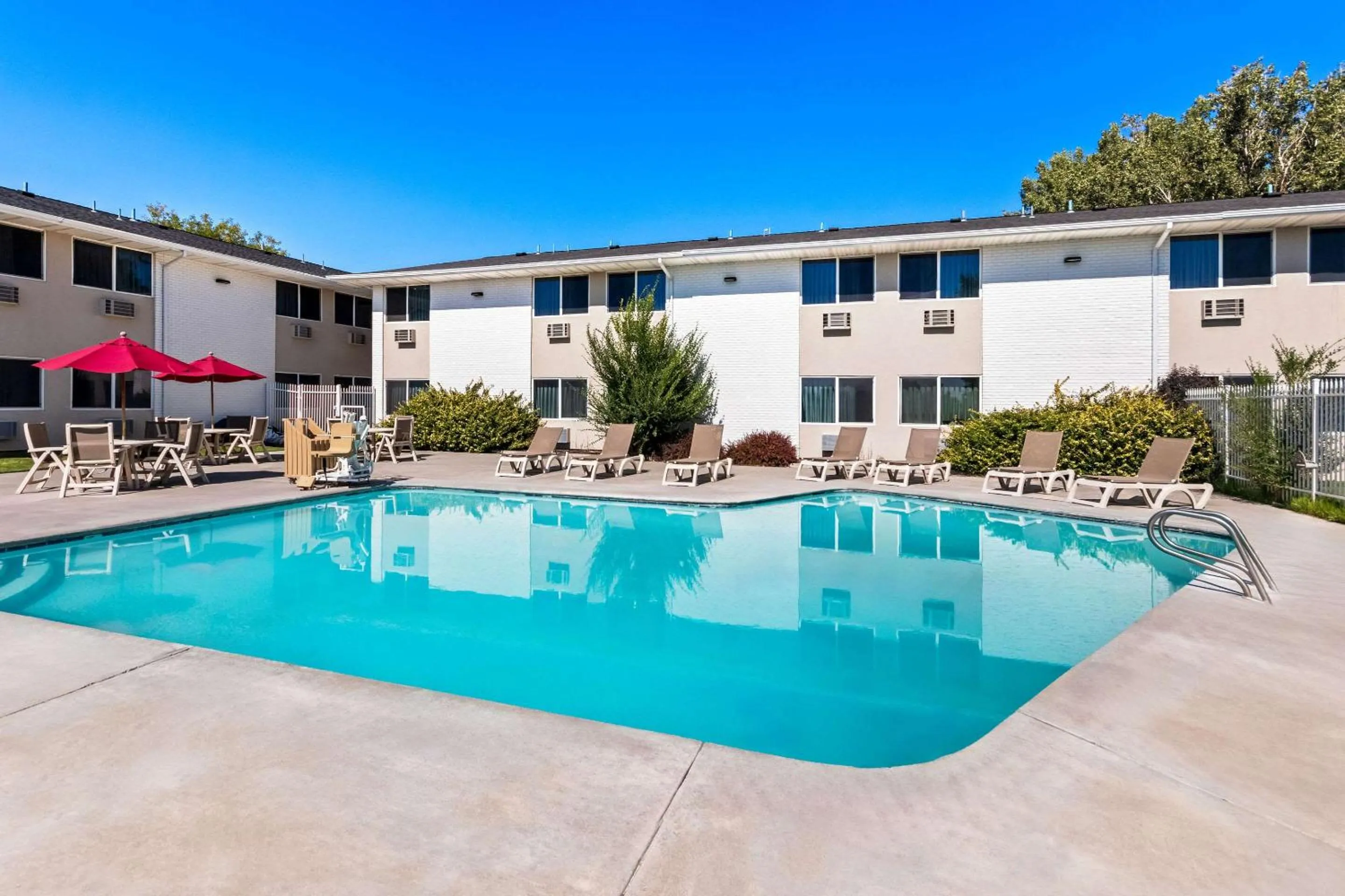 Swimming pool in Econo Lodge