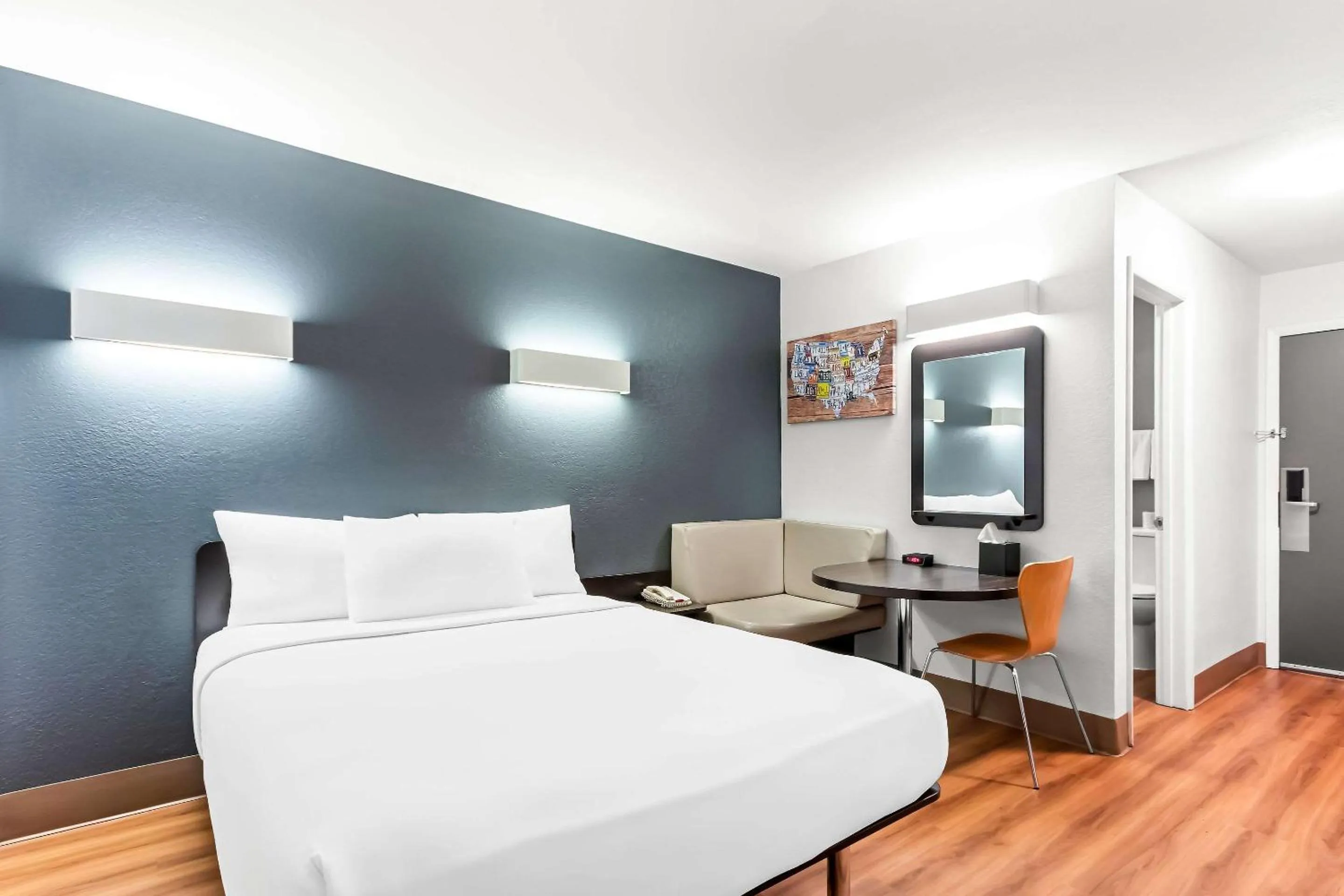 Bedroom, Bed in Econo Lodge