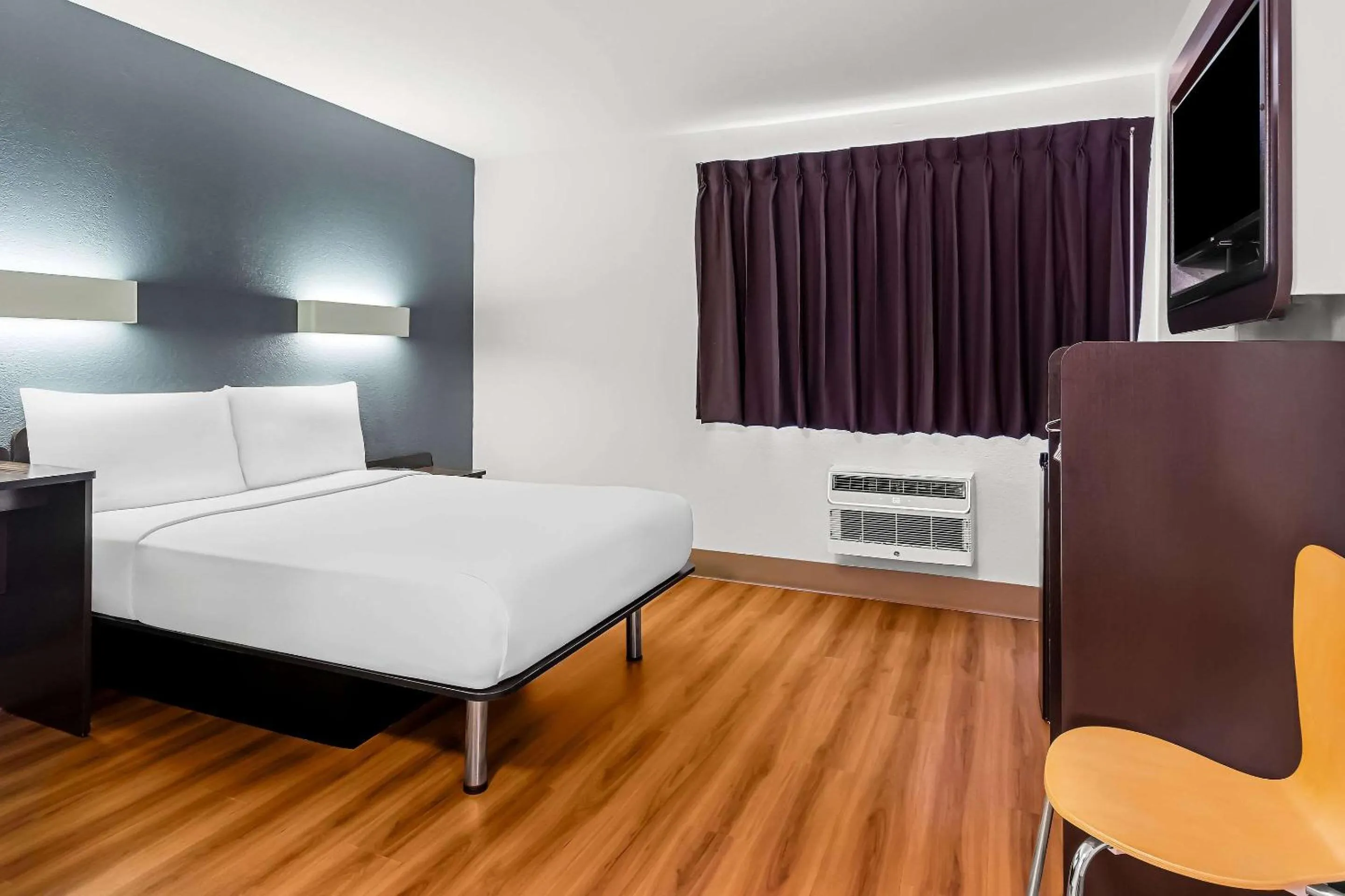 Bedroom, Bed in Econo Lodge