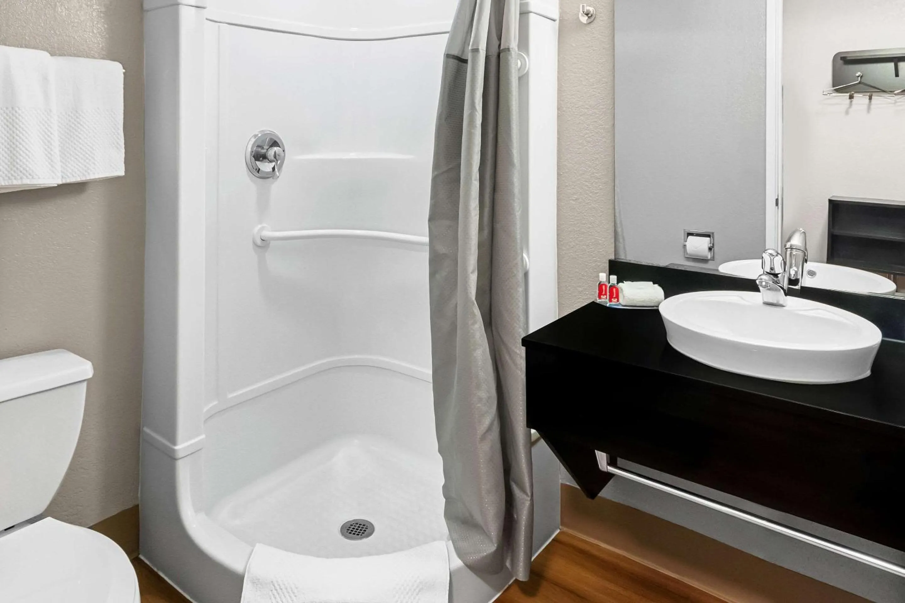 Bedroom in Econo Lodge