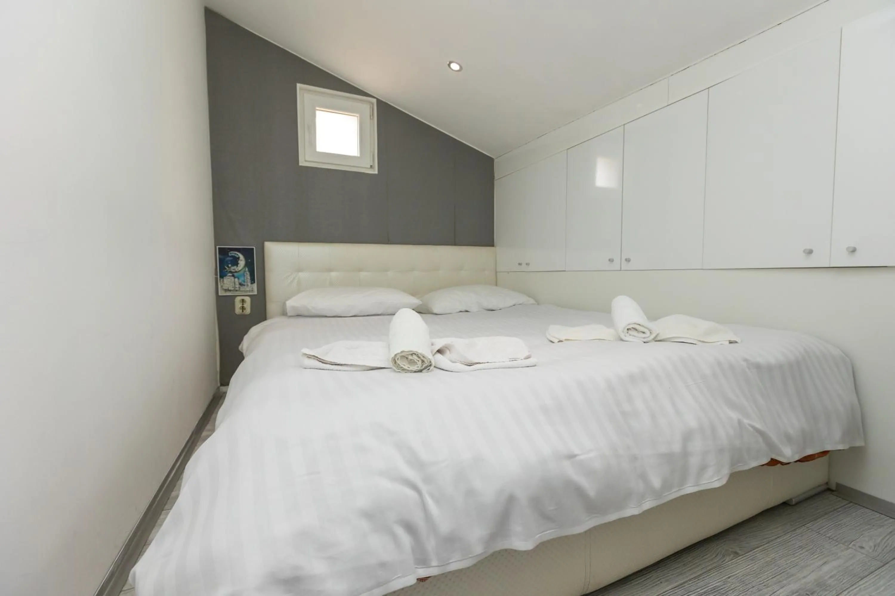 Bed in Alpha loft 1BR apartment in center