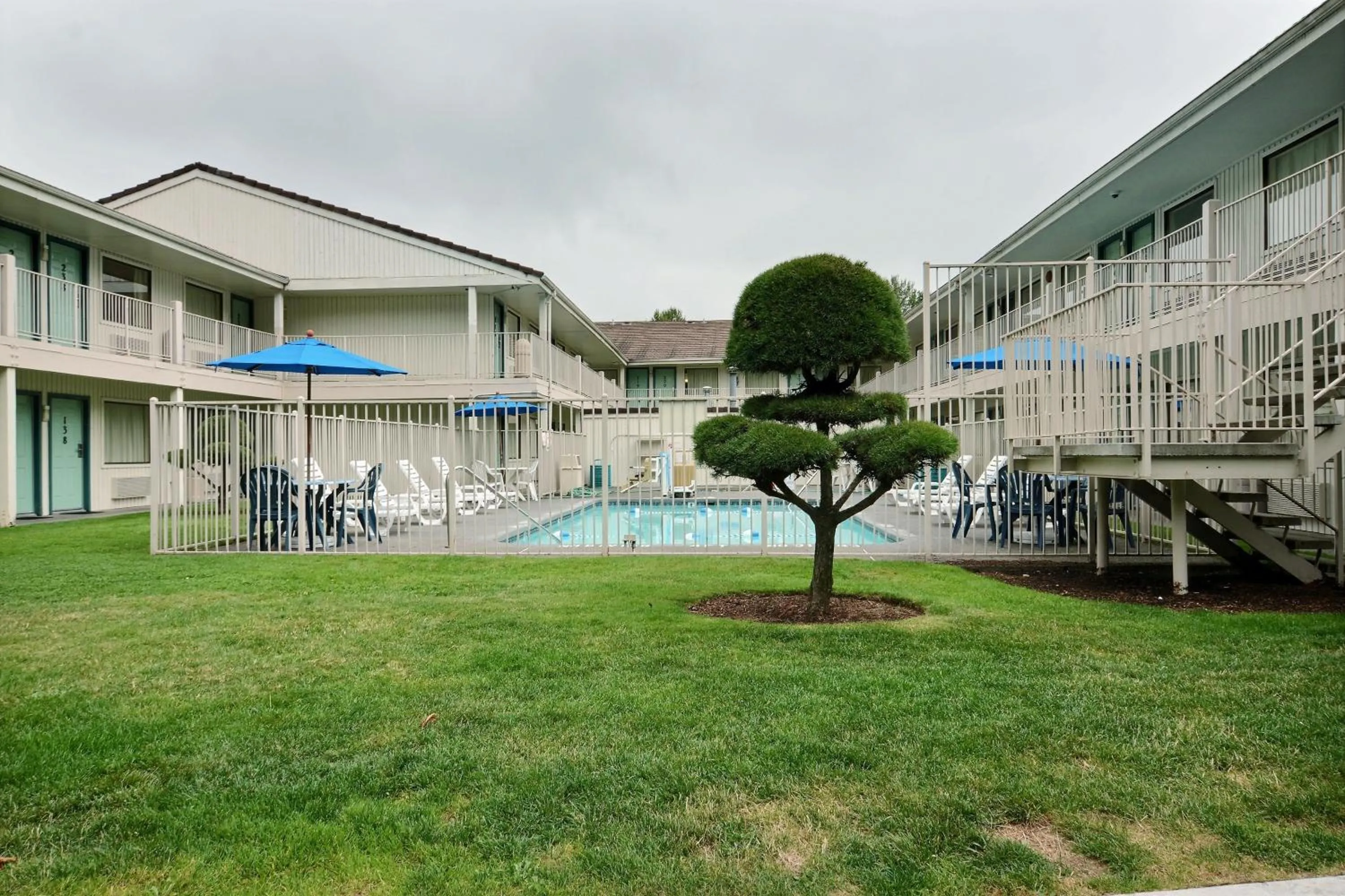 Garden in Motel 6-Seattle, WA - South
