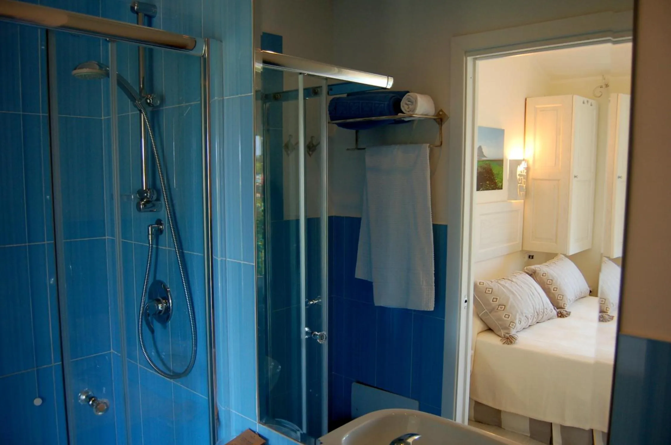 Bathroom, Bed in Hotel Budoni Beach