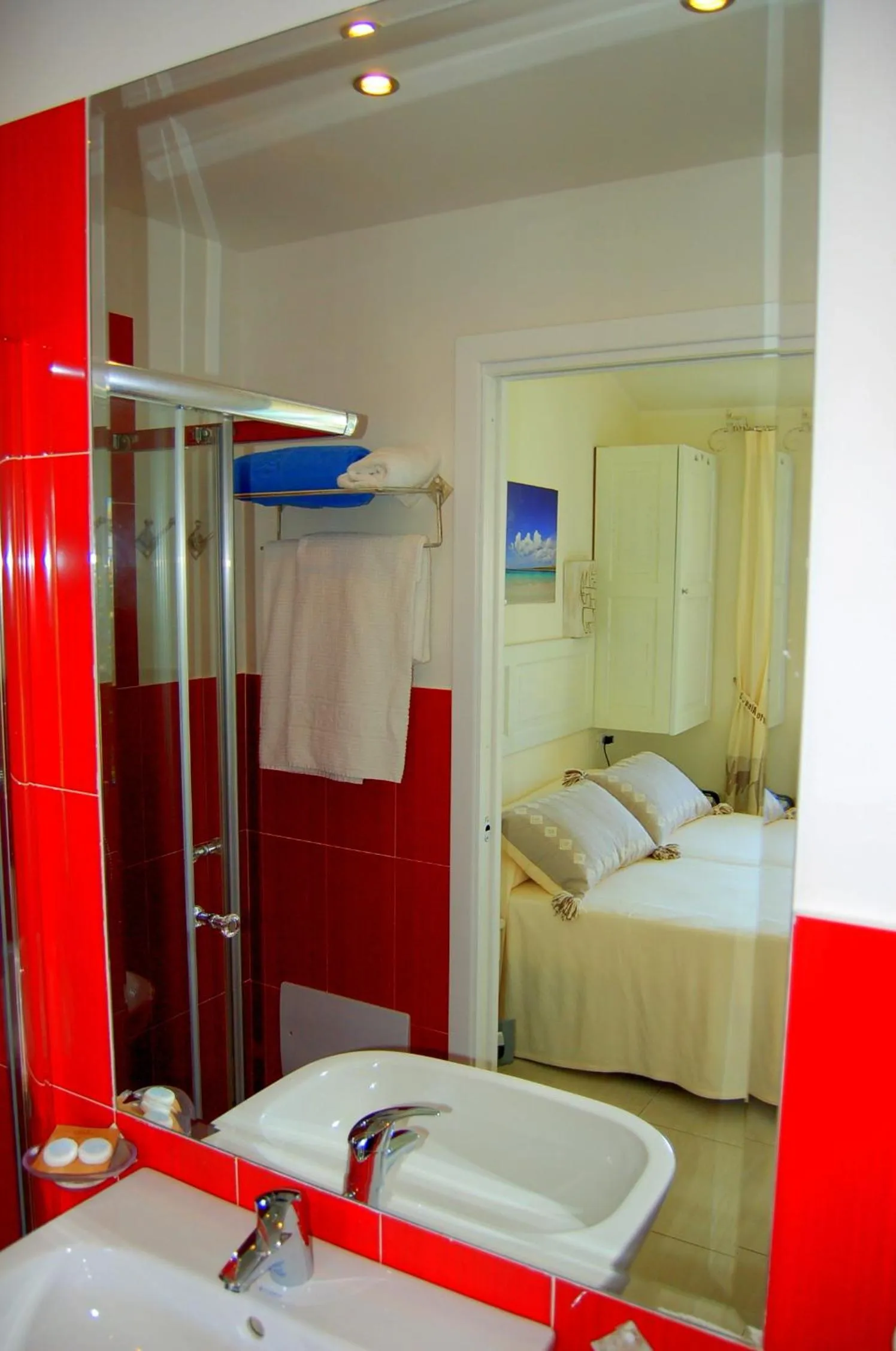 Bathroom, Bed in Hotel Budoni Beach