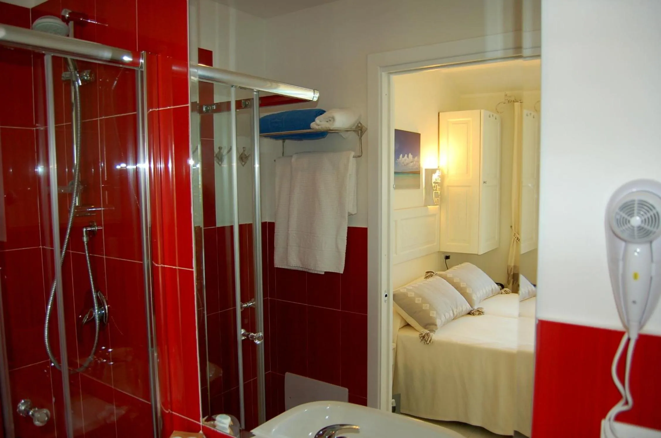 Bathroom, Bed in Hotel Budoni Beach