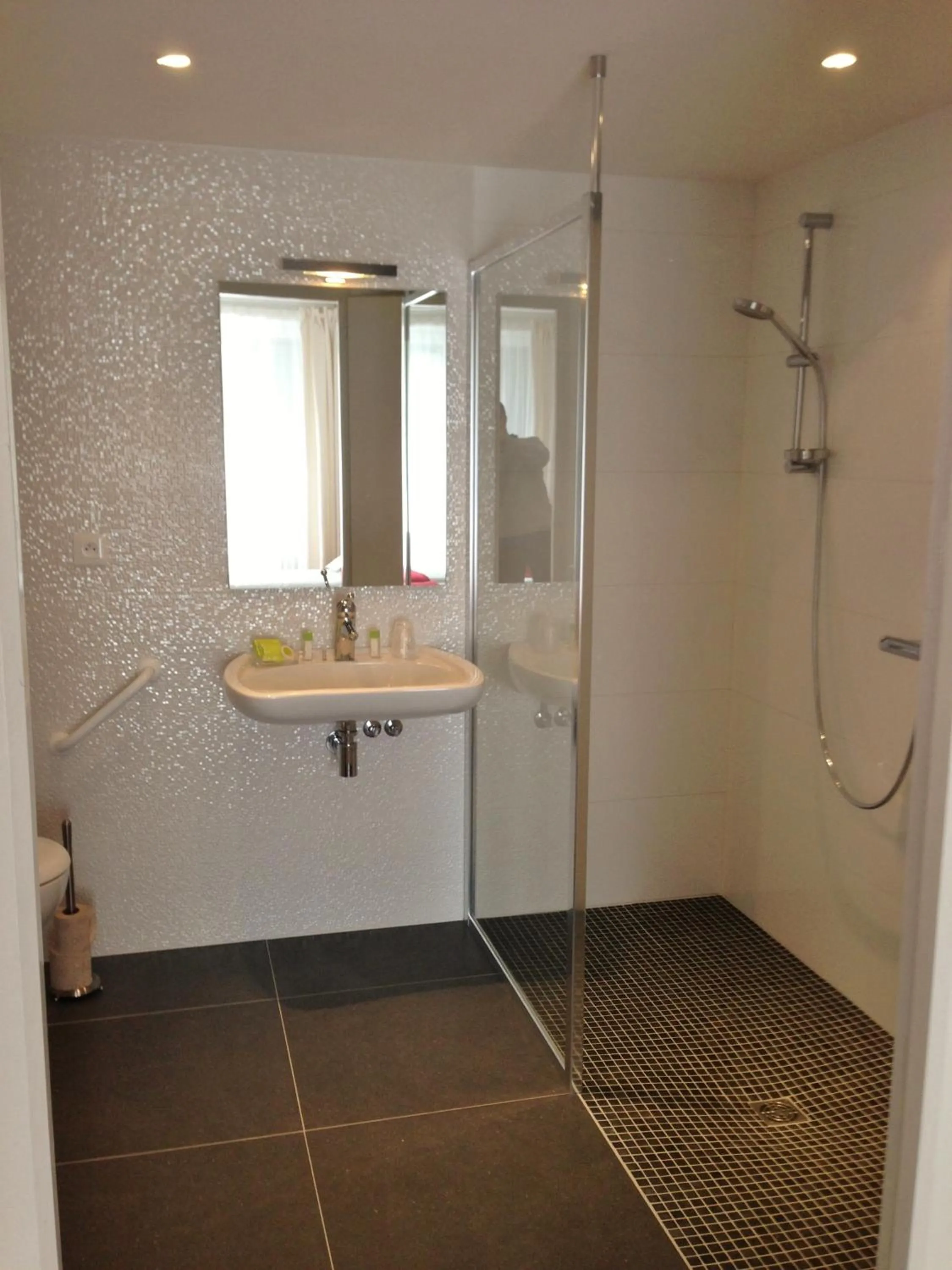 Shower in Hotel Au Marais