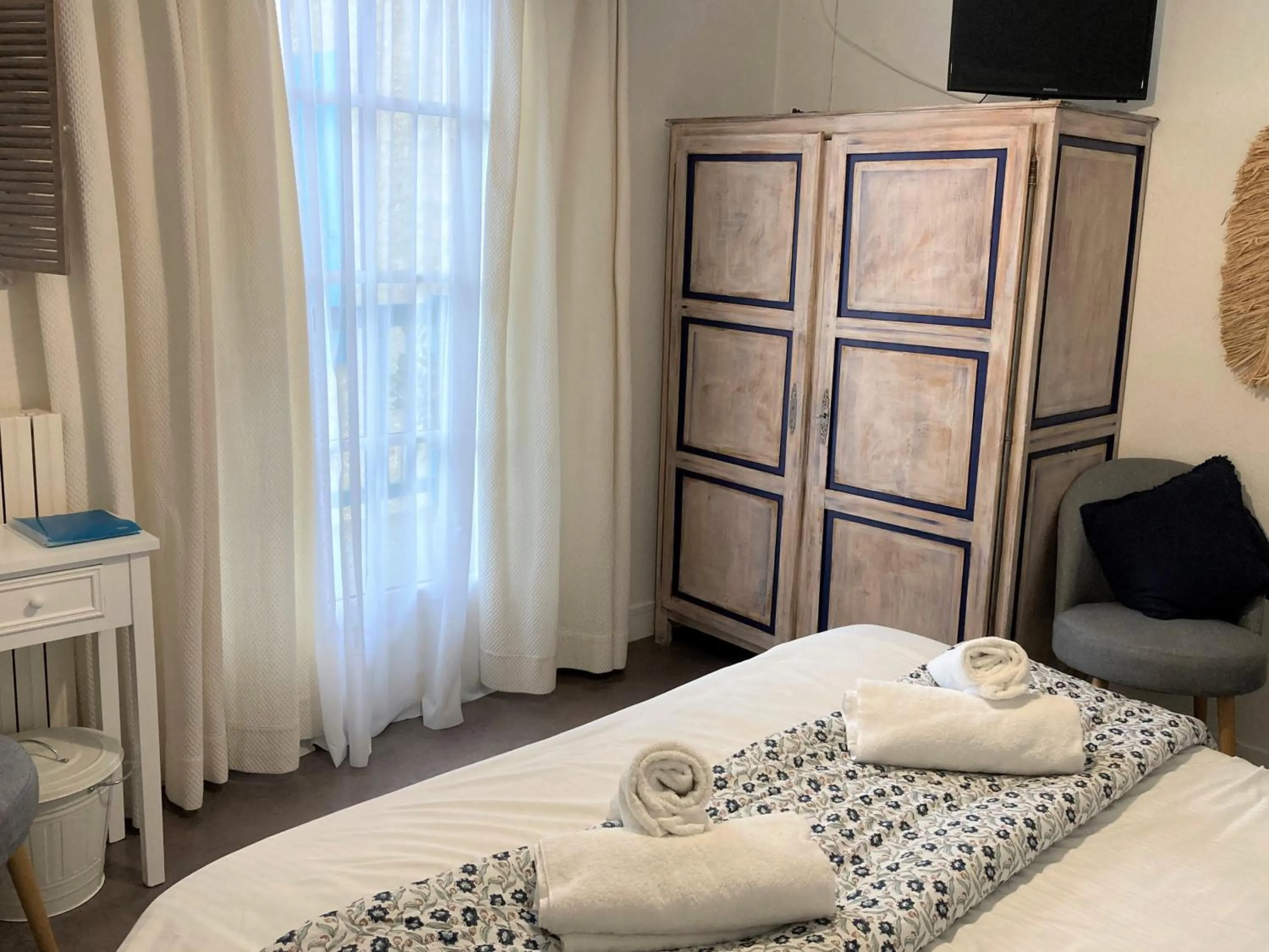 Balcony/Terrace, Bed in Hotel Au Marais