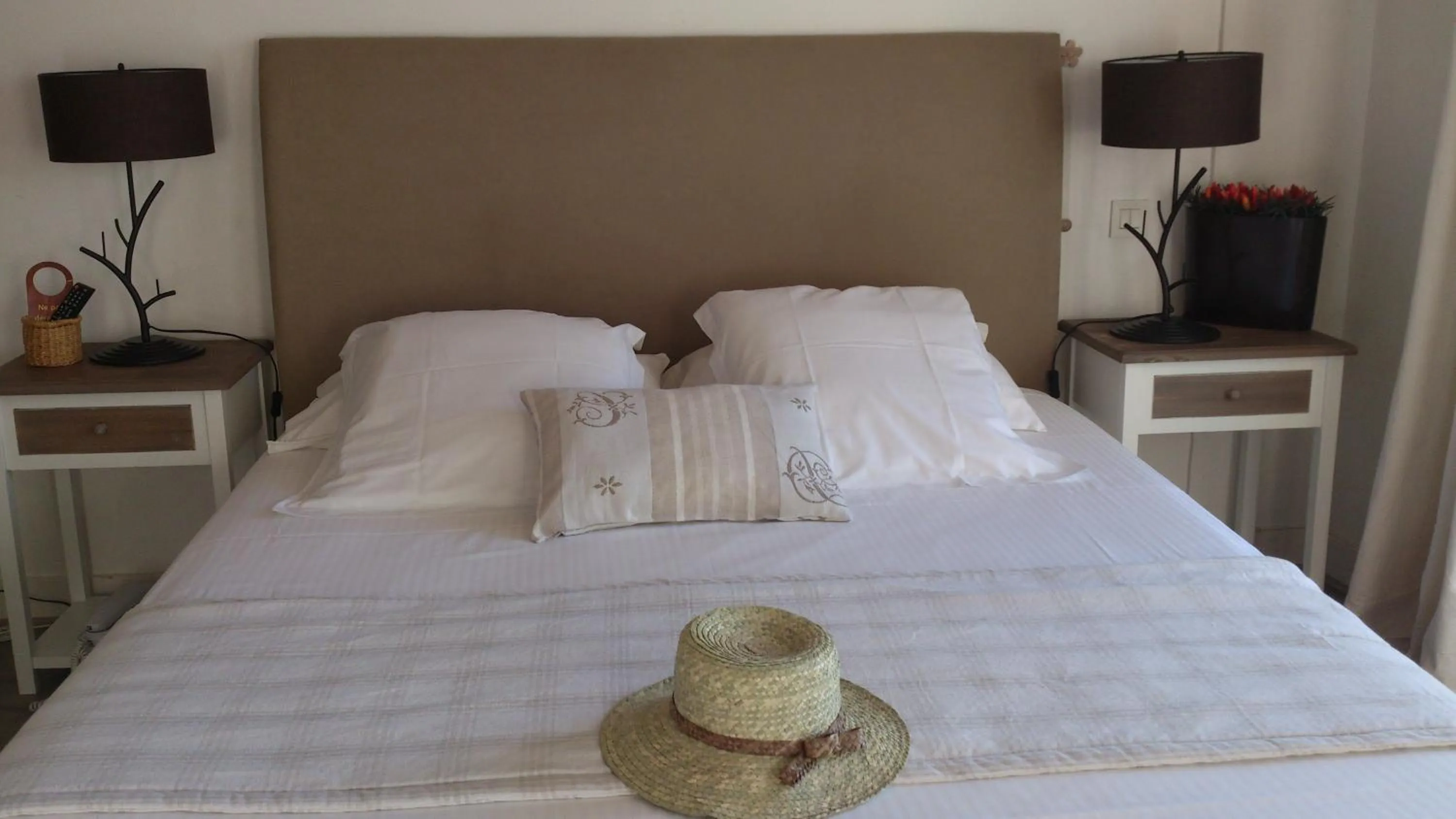 Bed in Hotel Au Marais