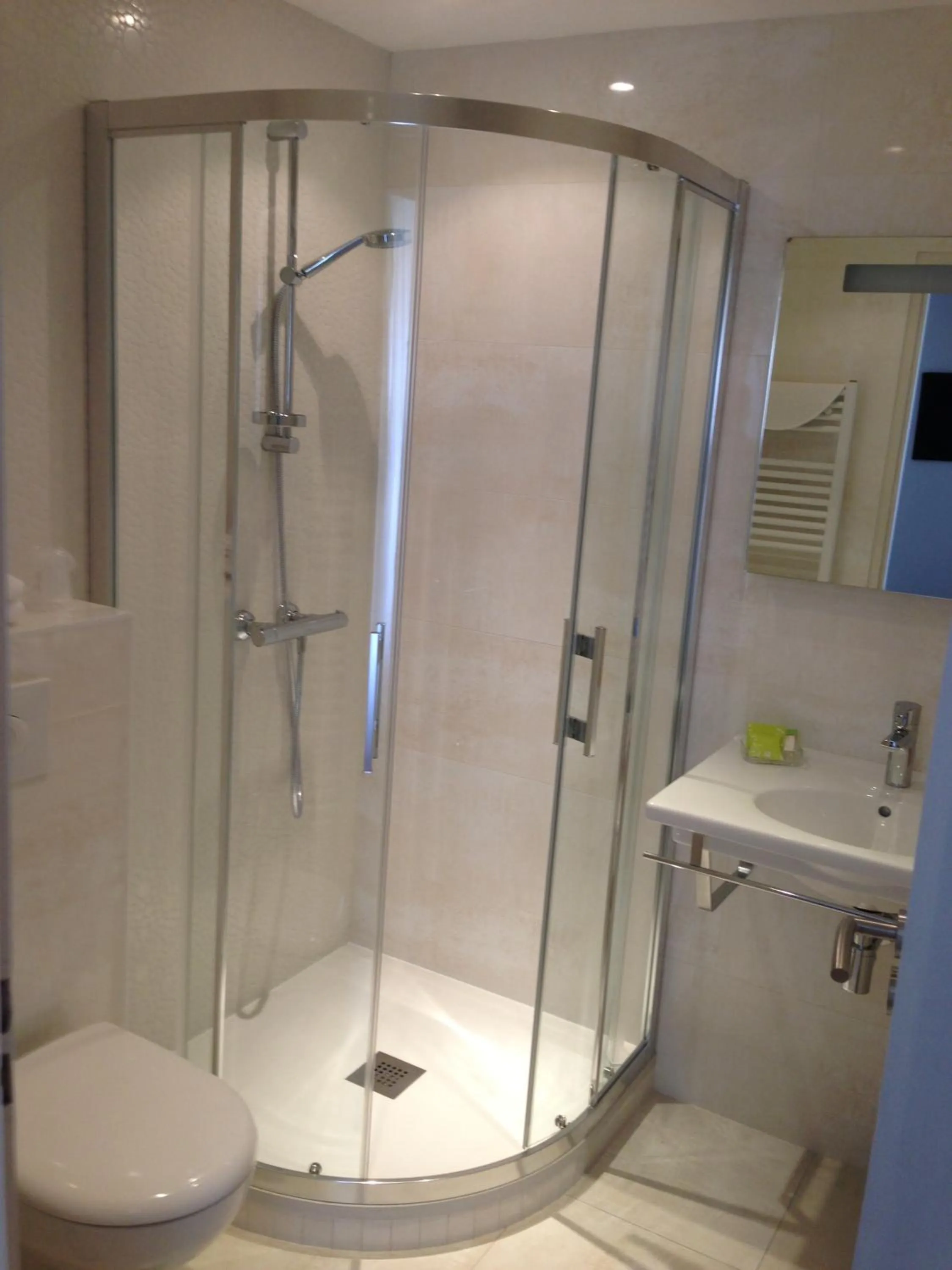 Shower in Hotel Au Marais
