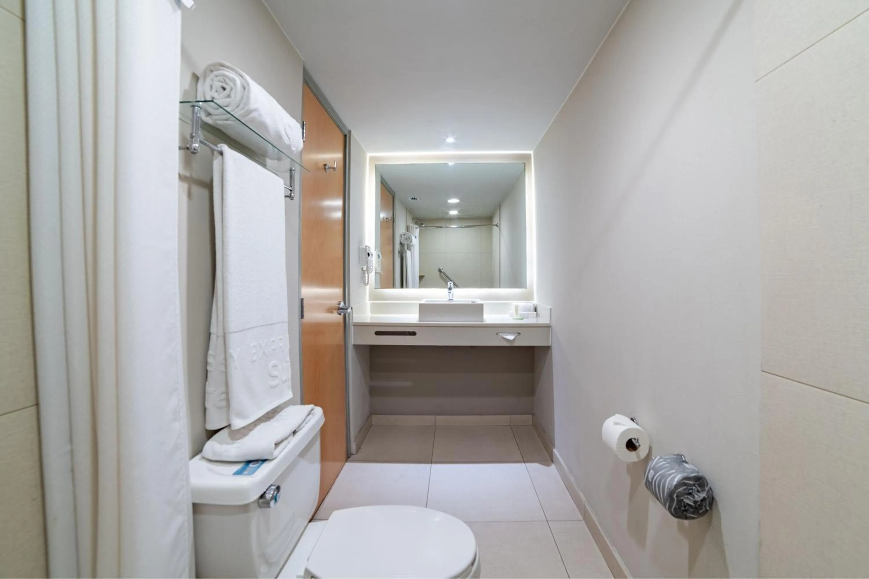 Bathroom in City Express Suites by Marriott Ciudad de México Anzures