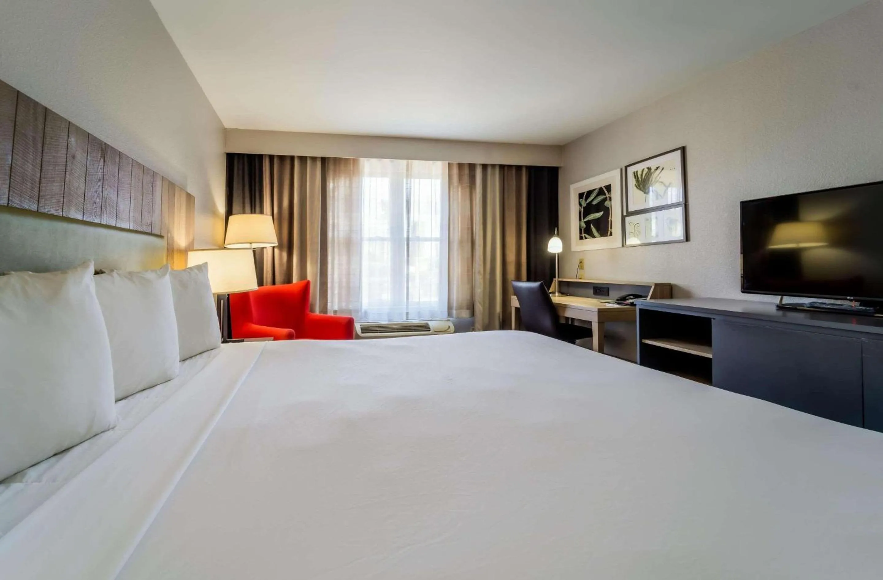 Bedroom, Bed in Country Inn & Suites by Radisson, Richmond I-95 South, VA