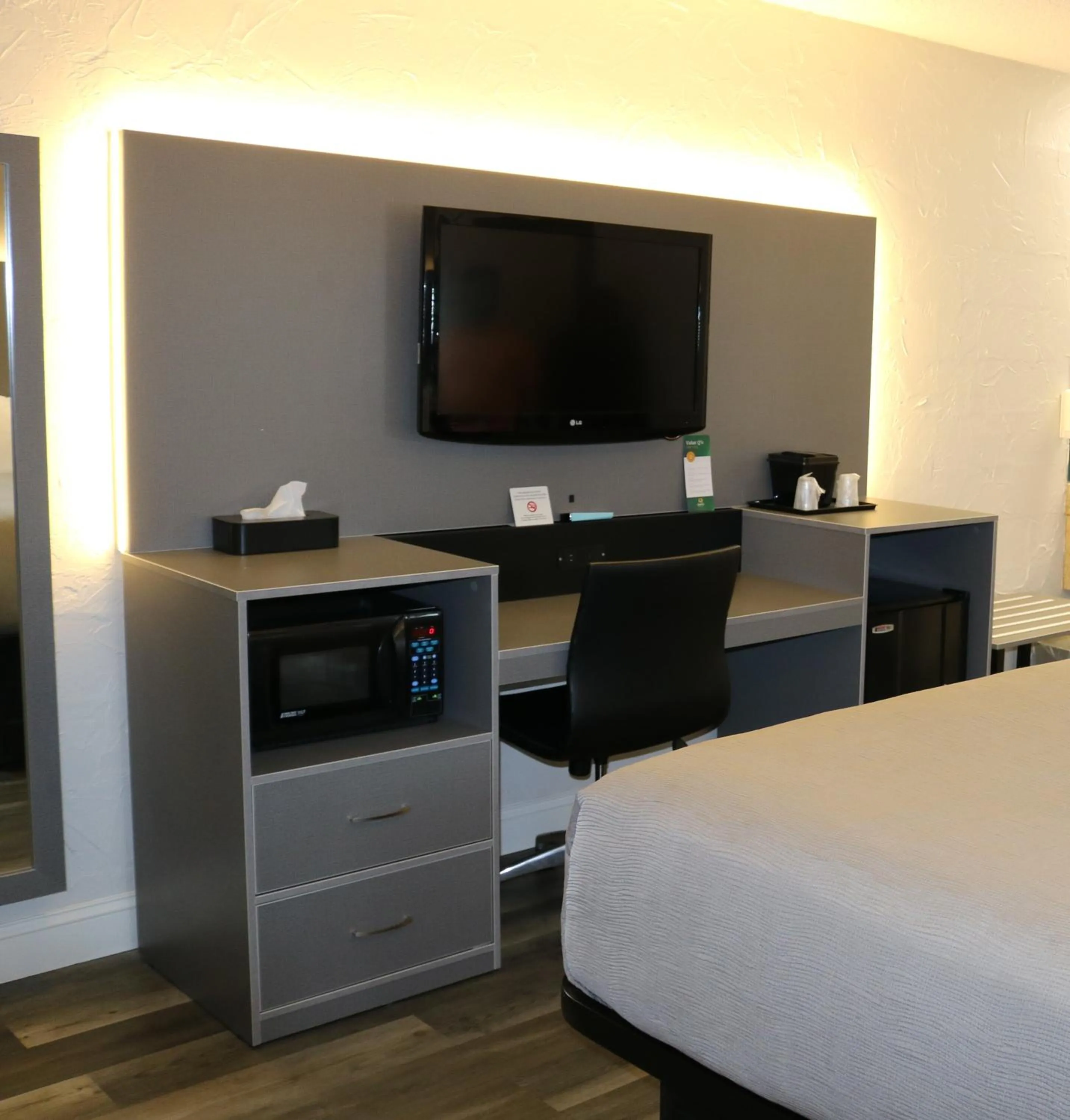 TV and multimedia, Bed in Quality Inn Bangor Airport