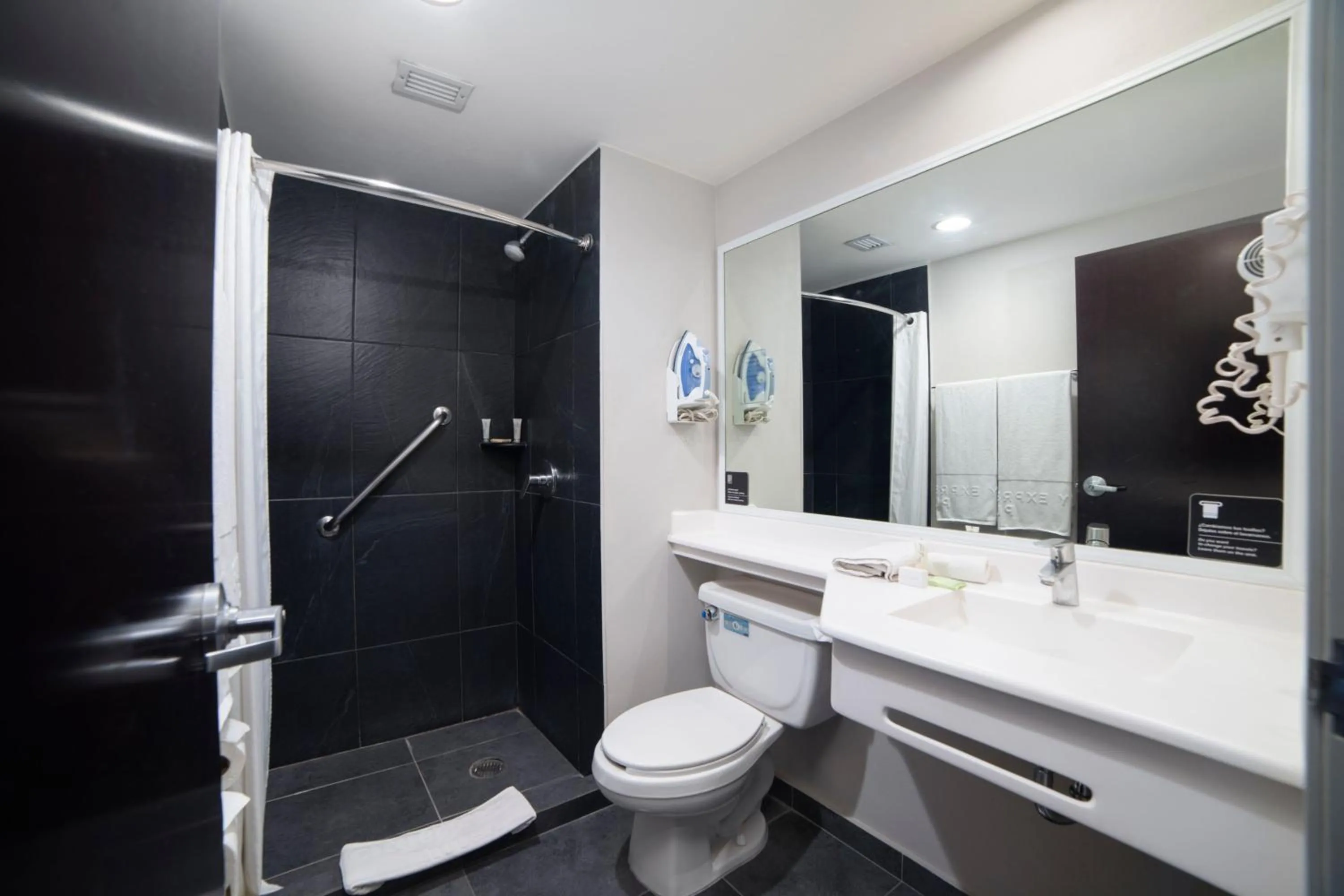 Bathroom in City Express Plus by Marriott Ciudad de México Insurgentes Sur