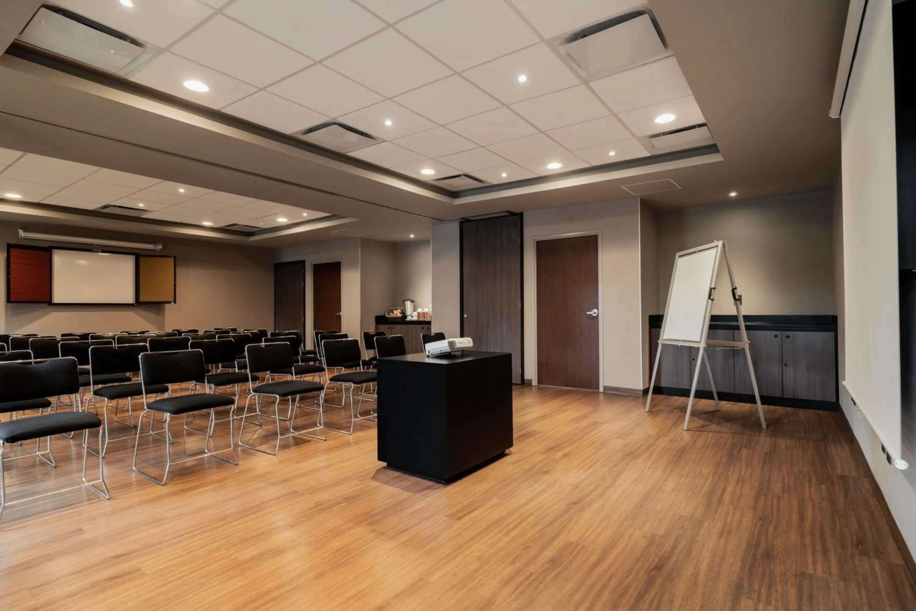 Meeting/conference room in City Express Suites by Marriott Queretaro