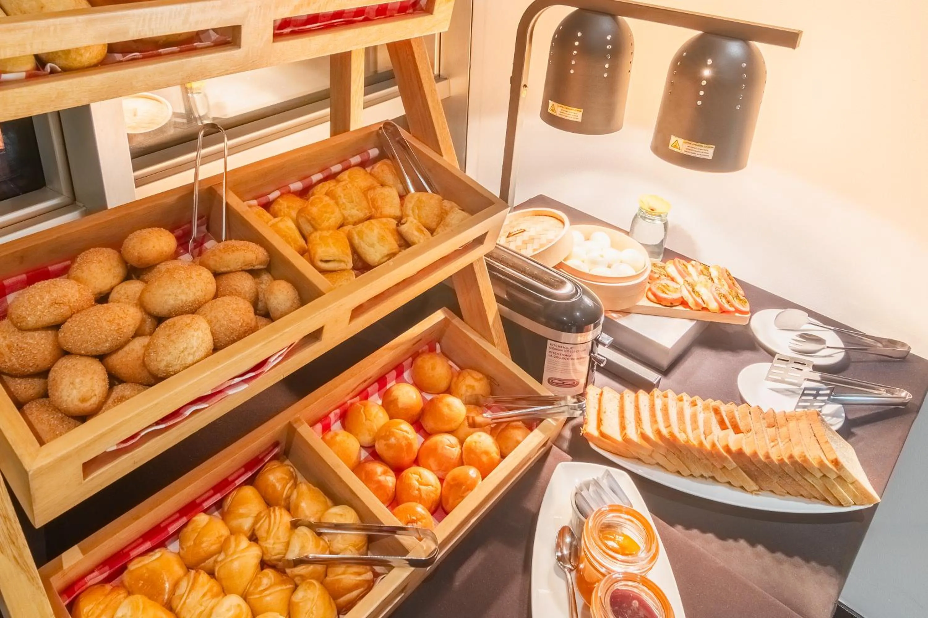 Buffet breakfast in GHL Collection 93