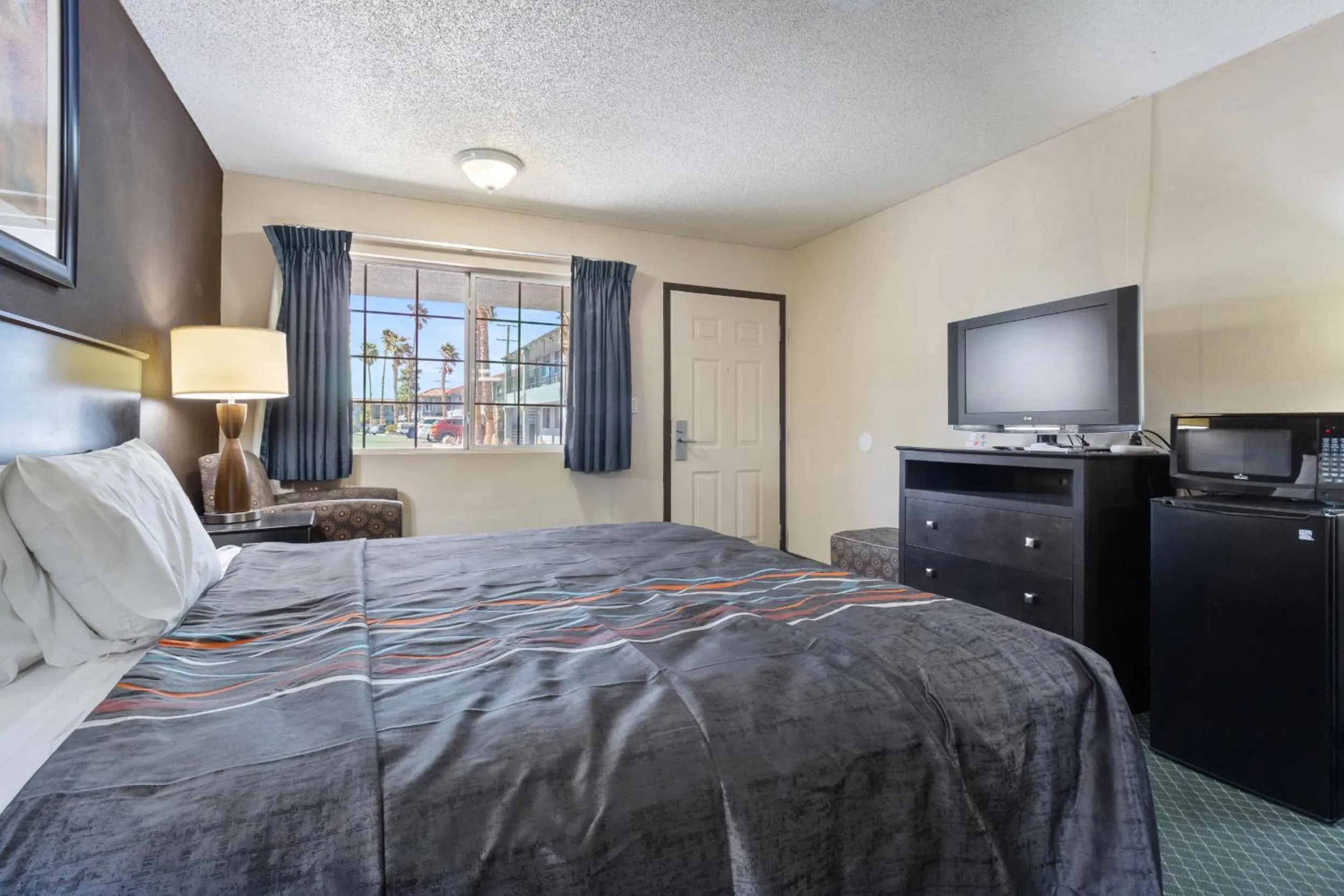 Bed in Economy Inn Barstow