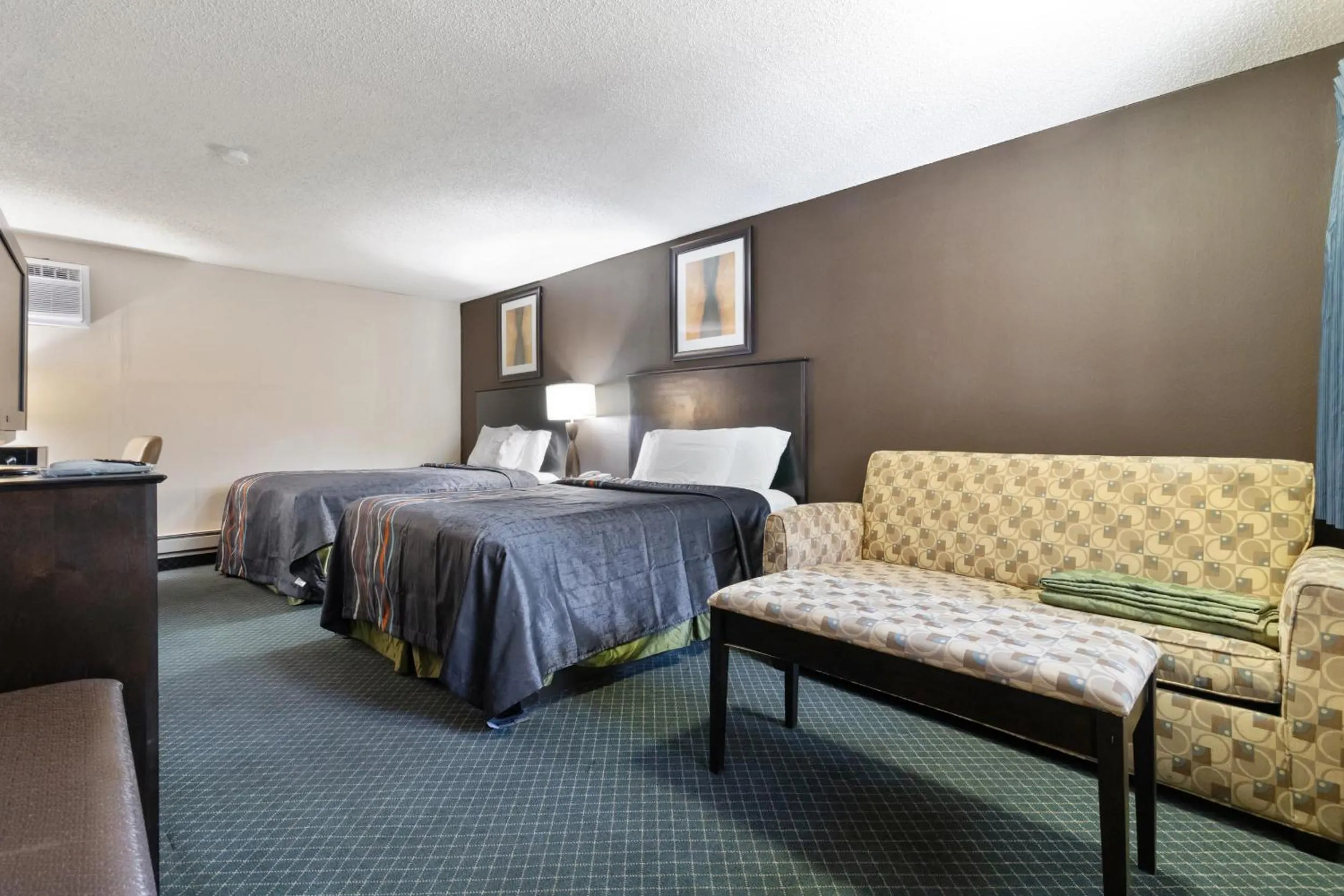 Bed in Economy Inn Barstow