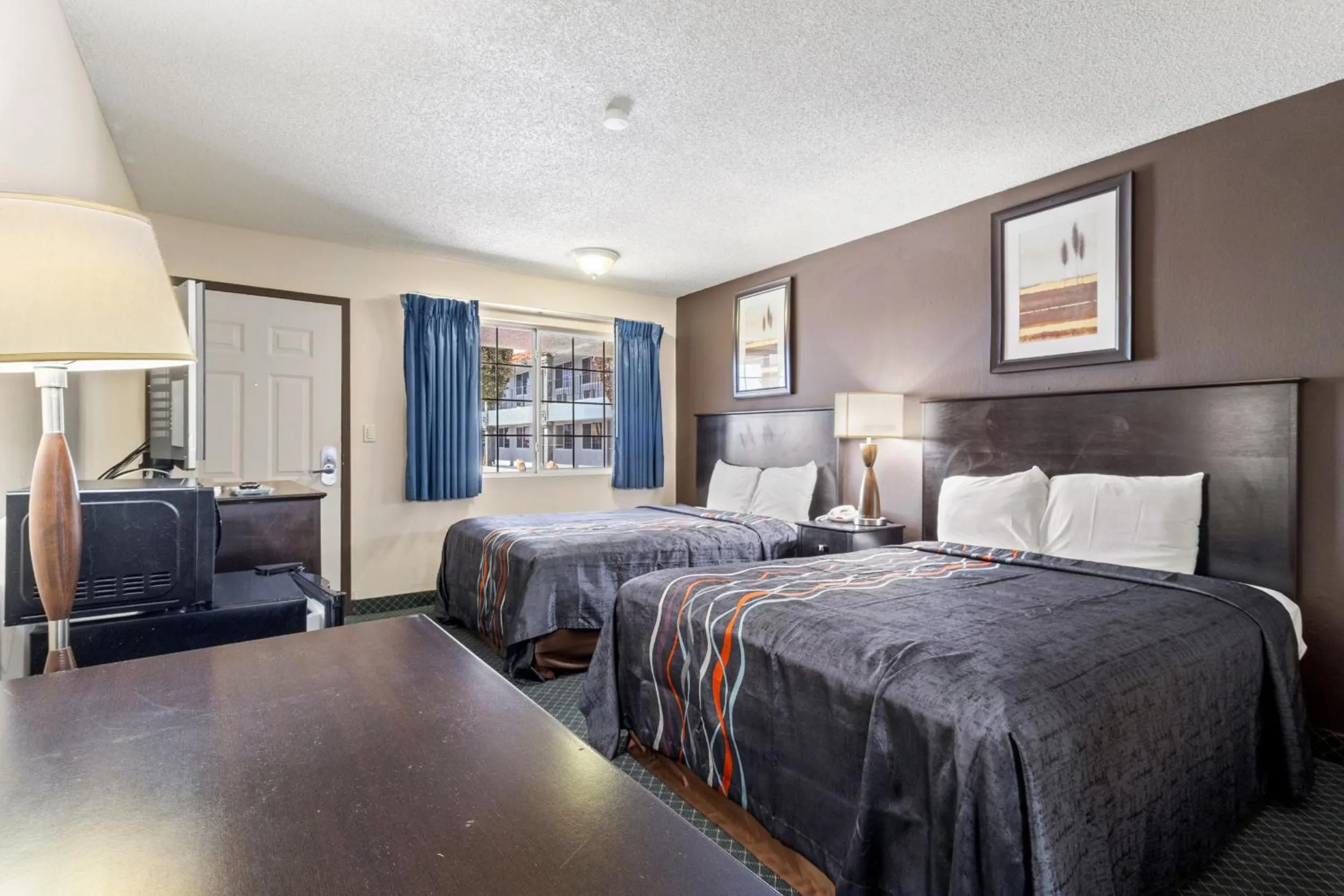 Bed in Economy Inn Barstow