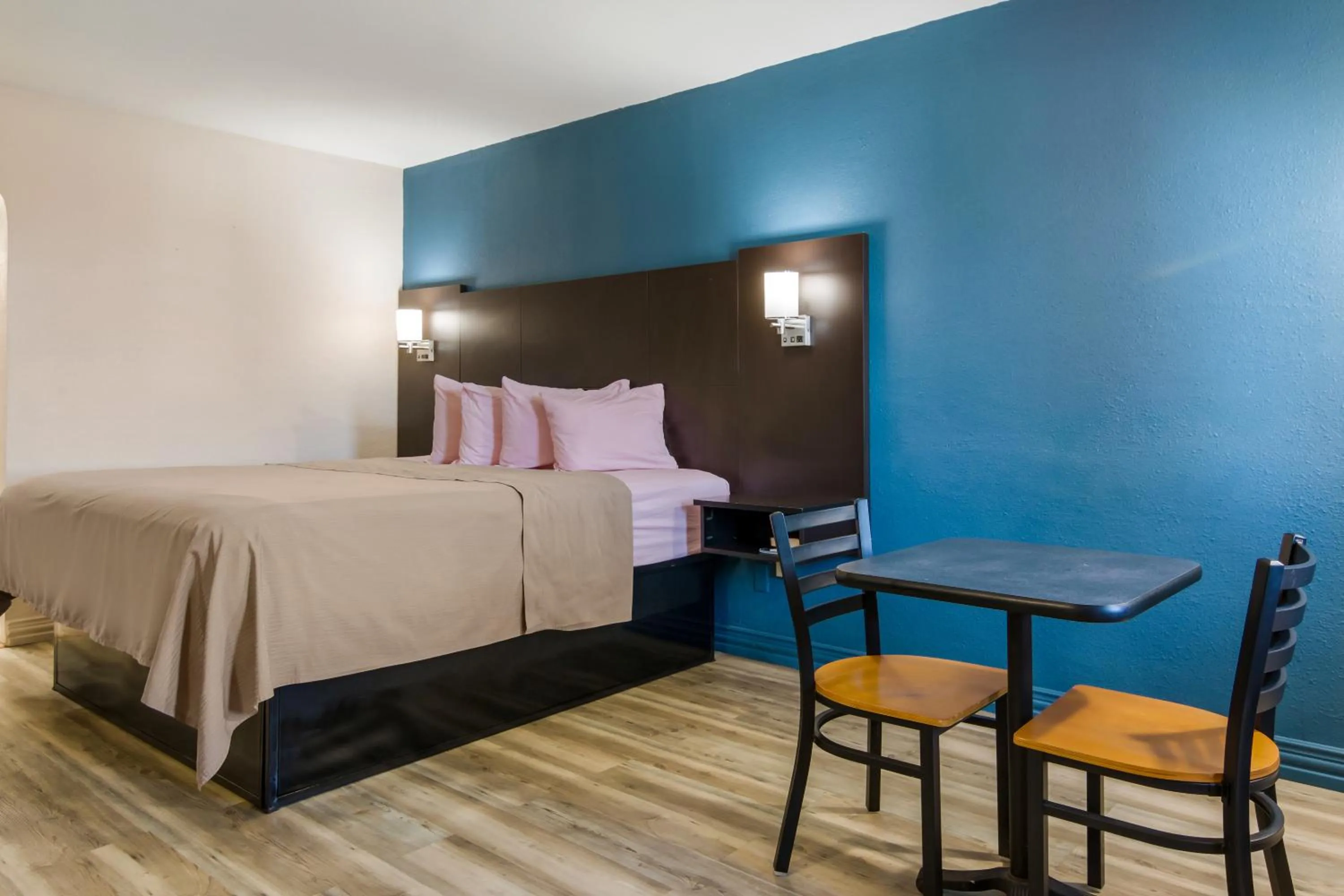 Bedroom, Bed in Rodeway Inn Broken Bow-Hochatown