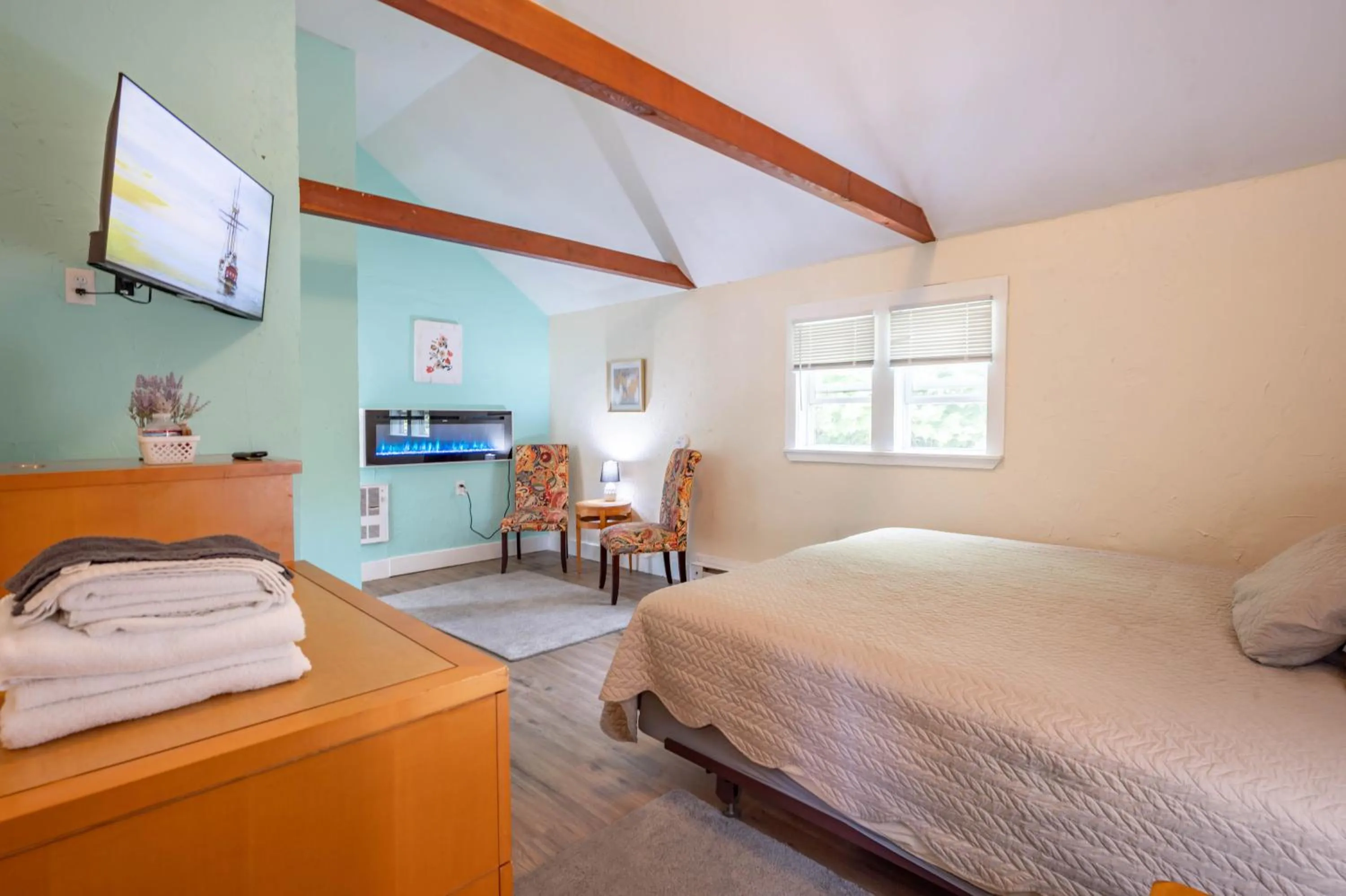 Bed in Jonathan Edwards Motel