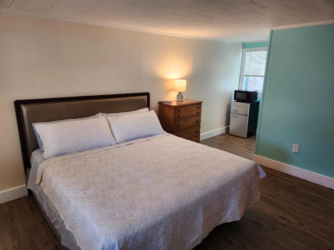 Bed in Jonathan Edwards Motel