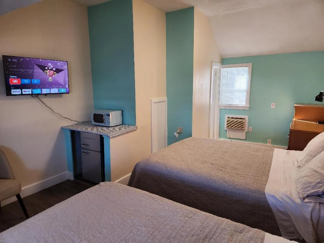 Bed in Jonathan Edwards Motel