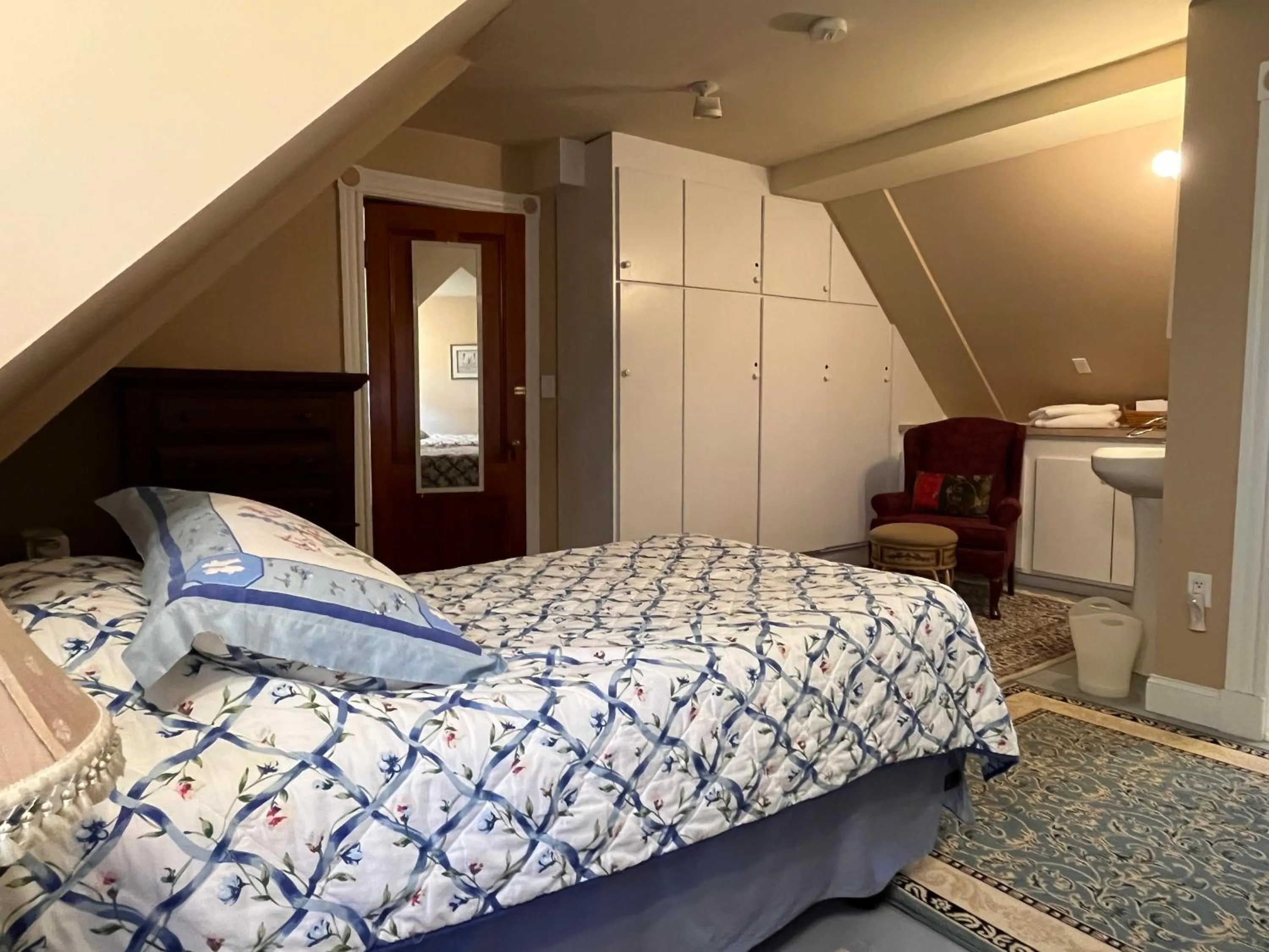 Bed in Cheney House Bed & Breakfast