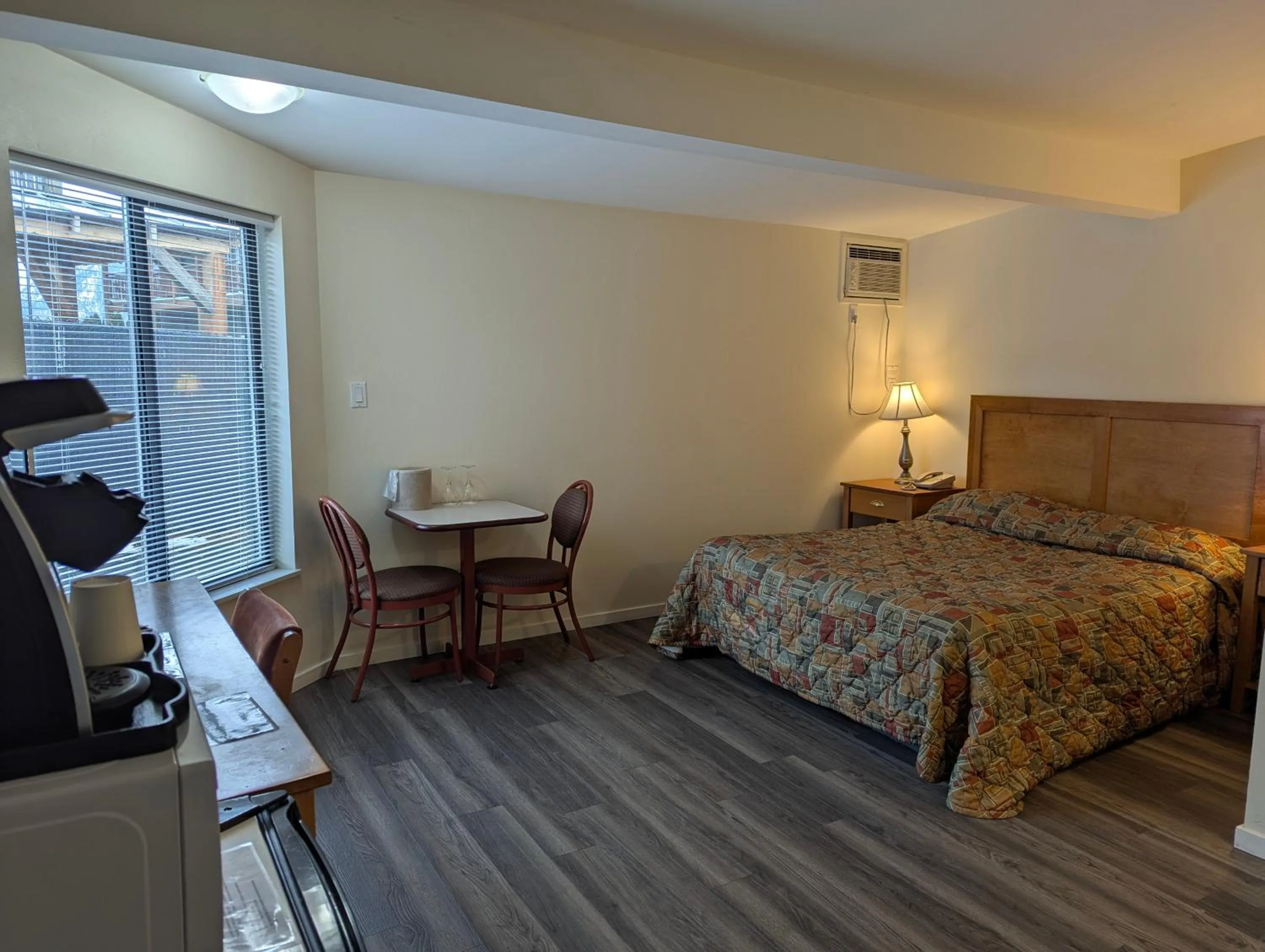 Bed in Summerland Motel