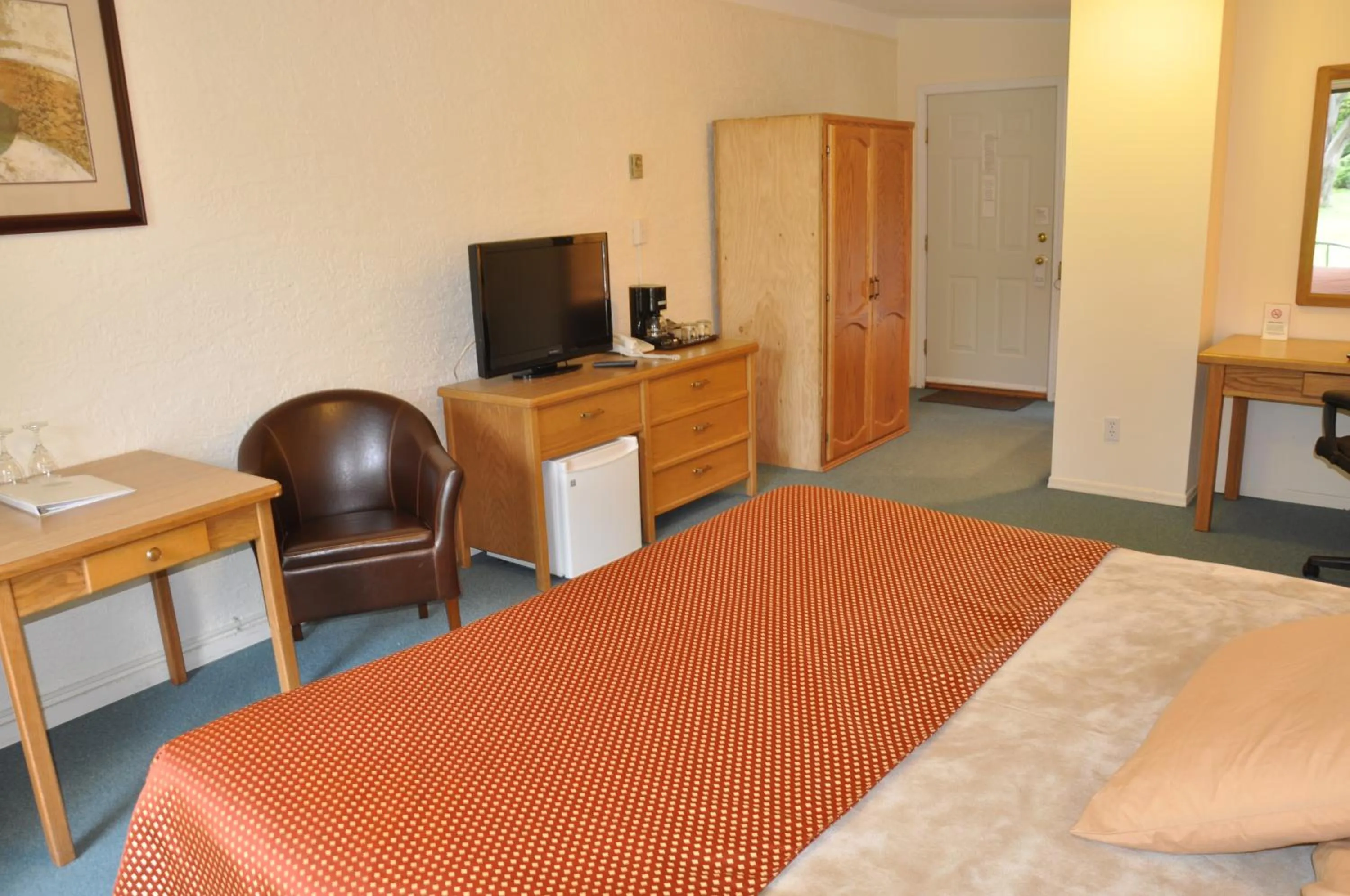 Bed in Summerland Motel