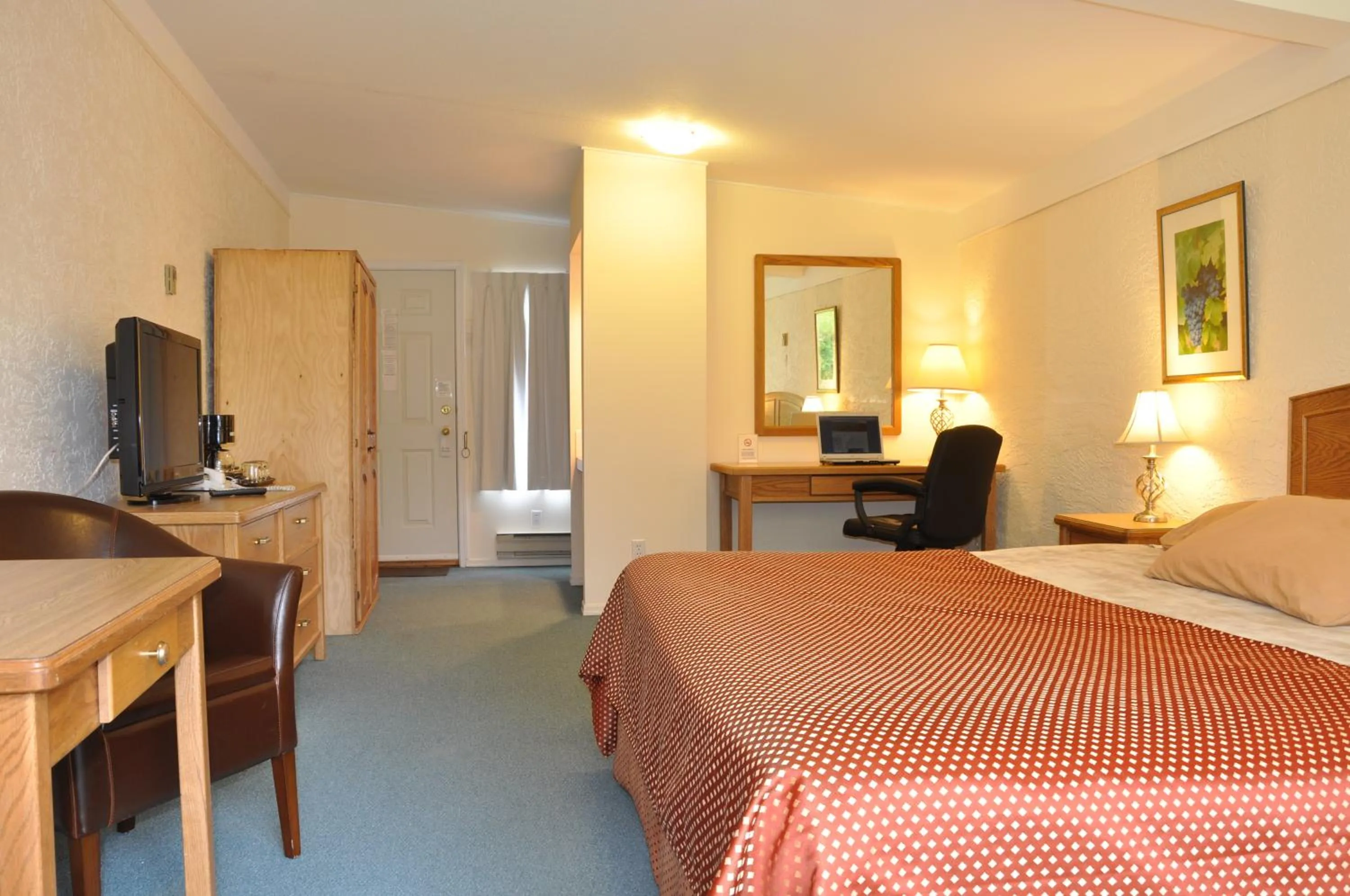 Bed in Summerland Motel