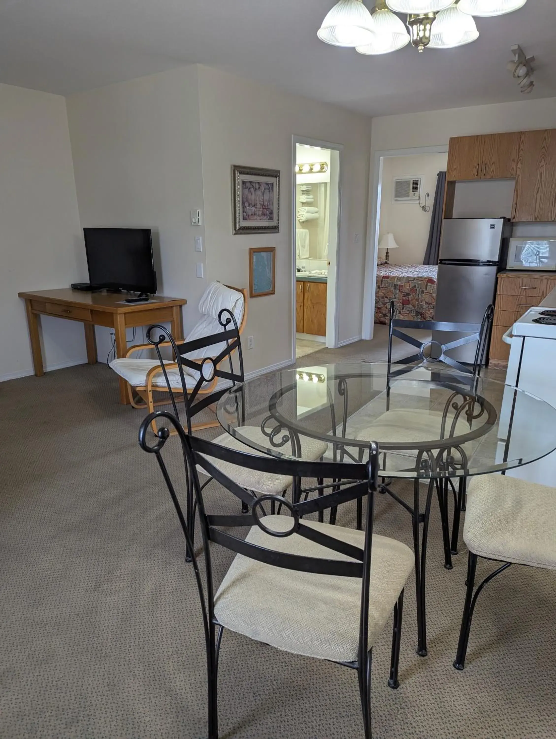 Deluxe King Suite in Summerland Motel Deluxe King Suite in Summerland Motel