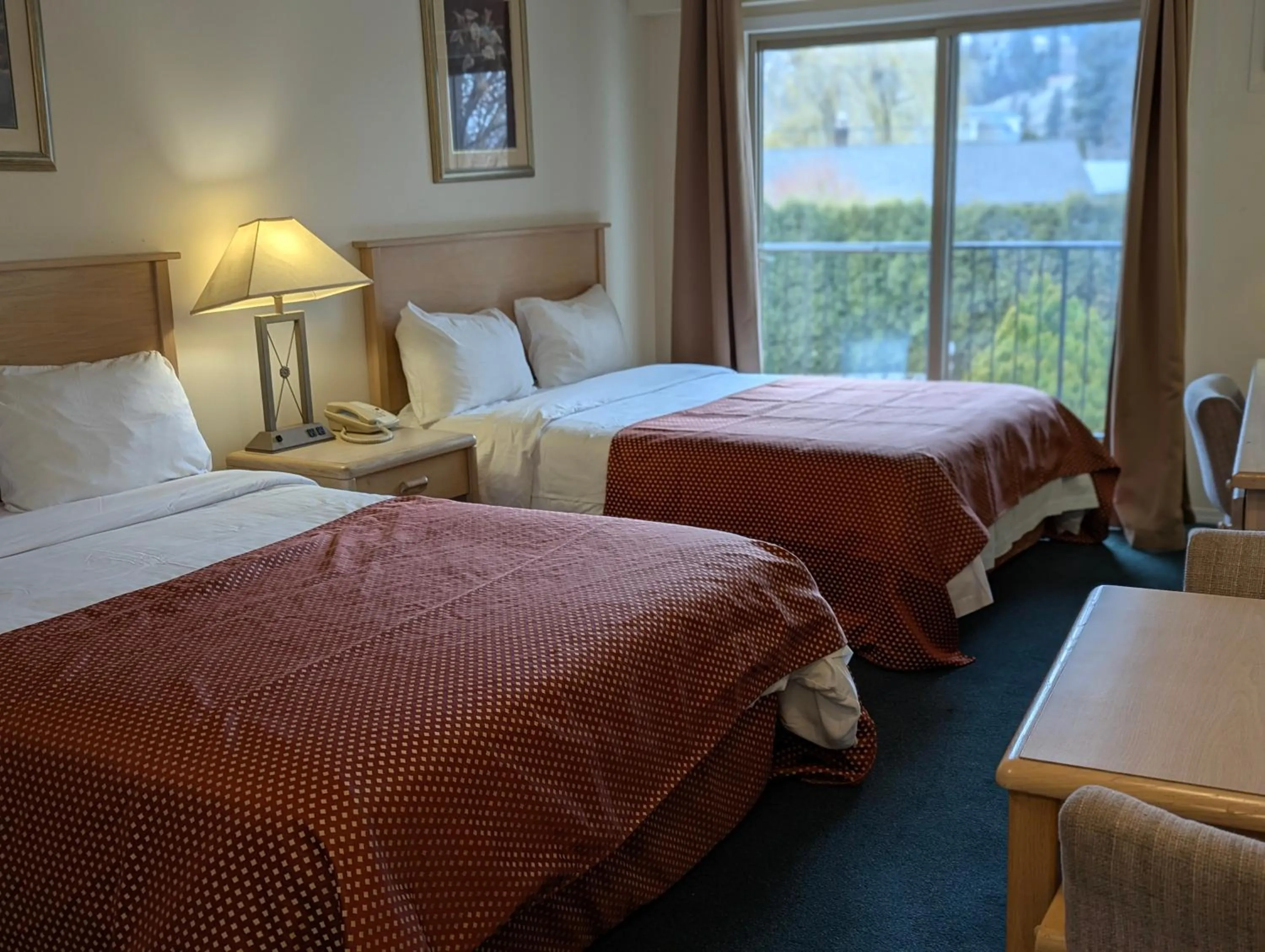 Bed in Summerland Motel