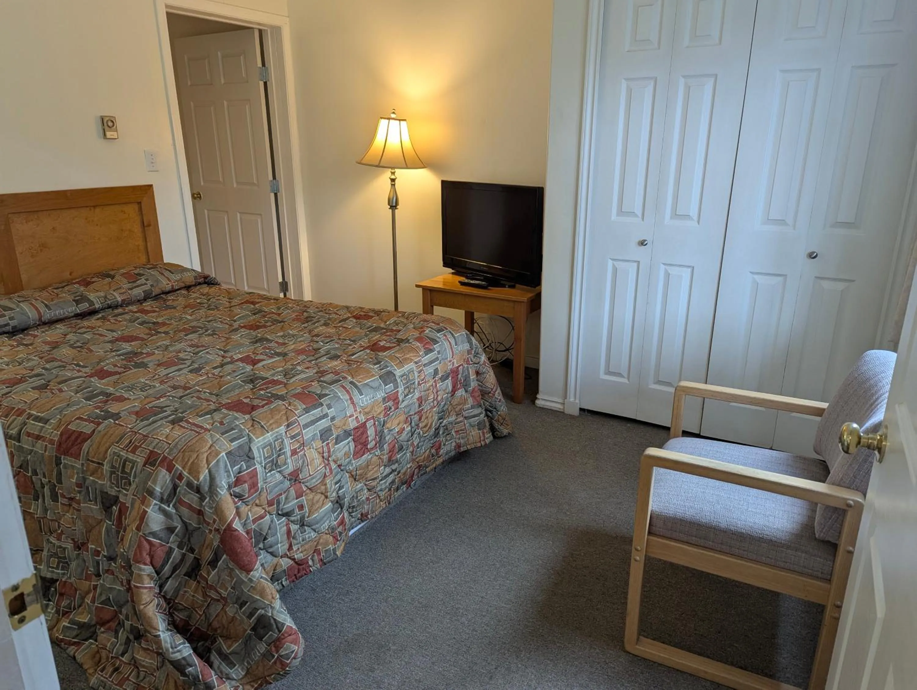 Bed in Summerland Motel