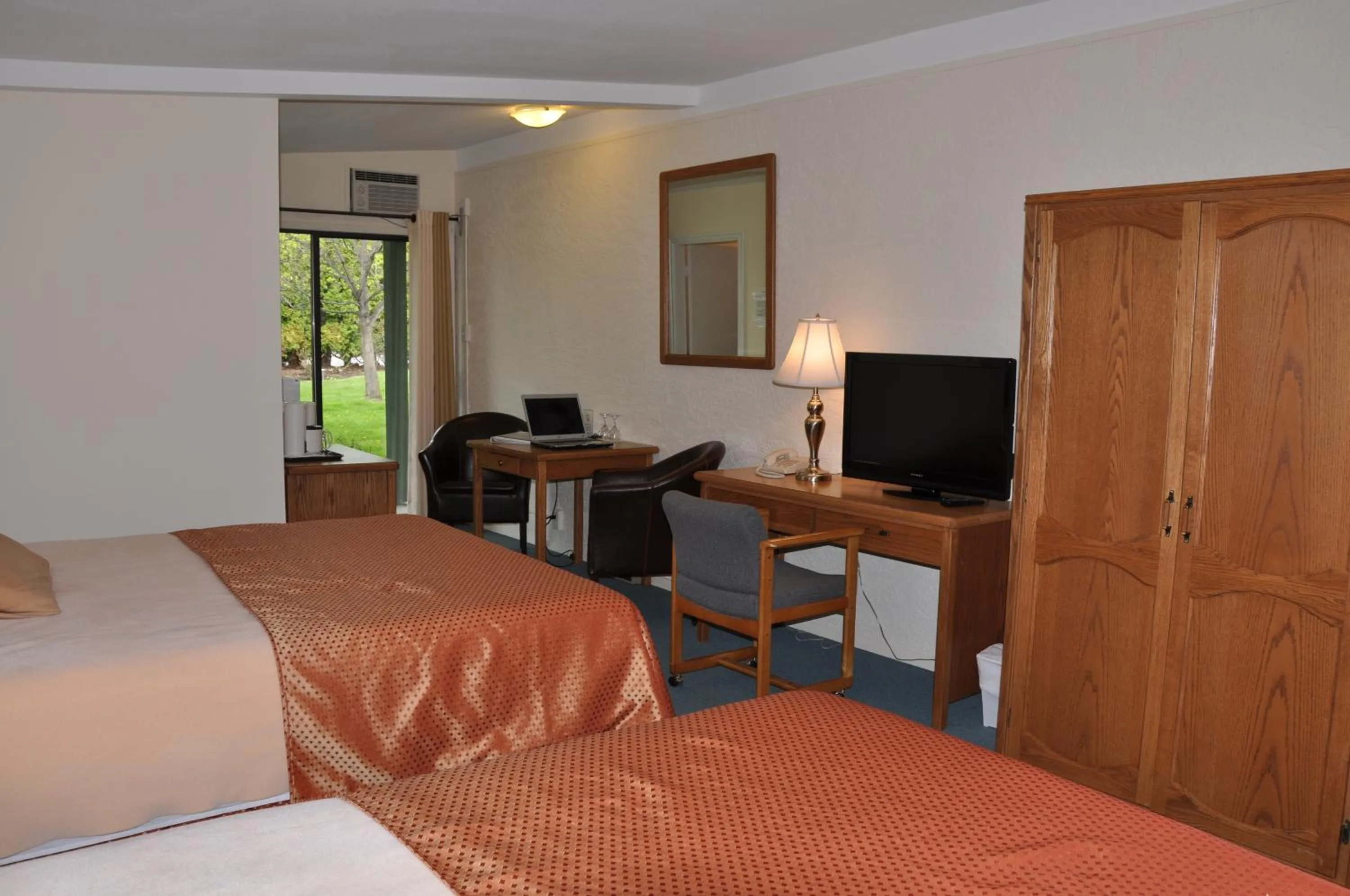 Bed in Summerland Motel