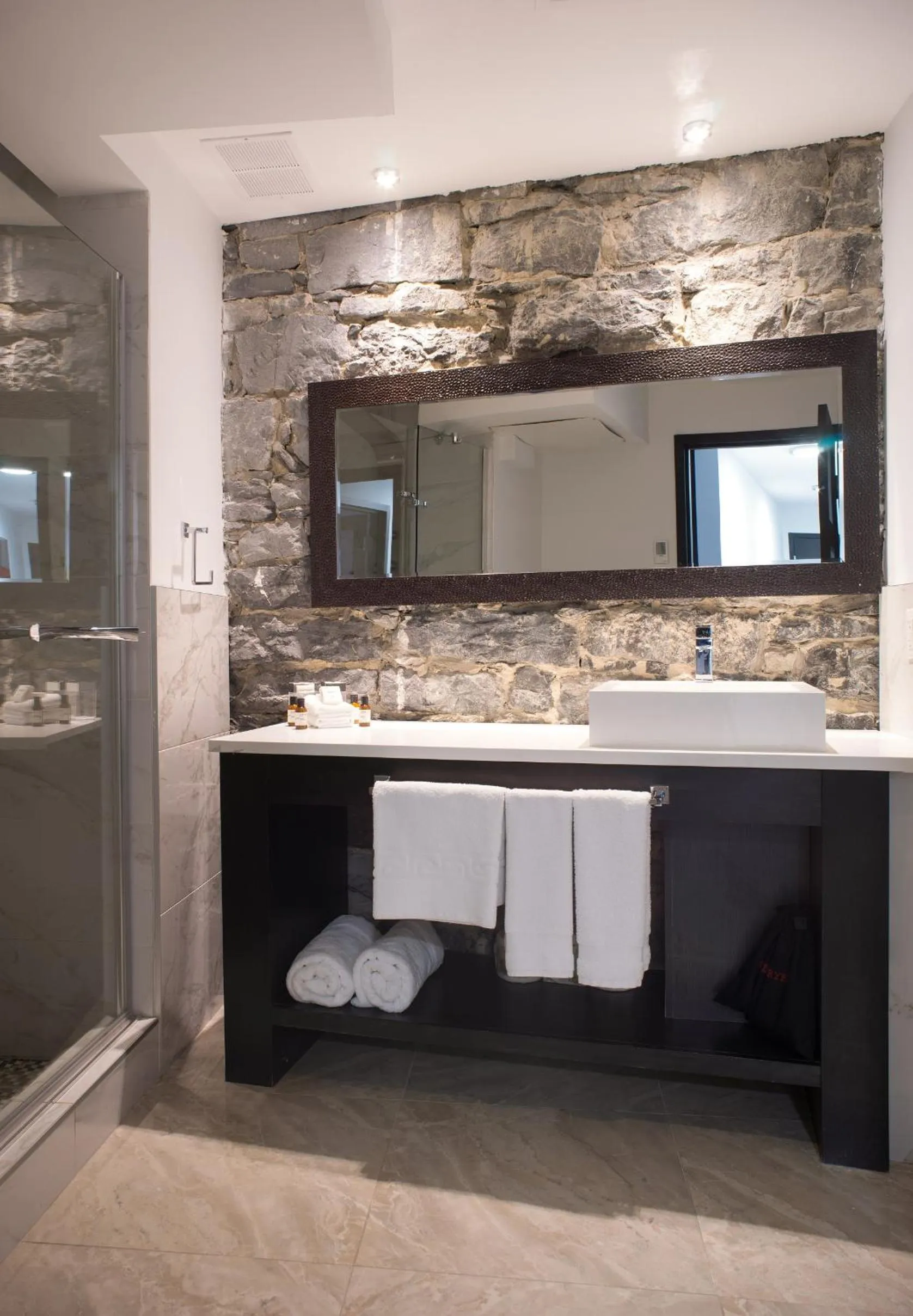 Bathroom in Lofts du Vieux-Port by Gray Collection
