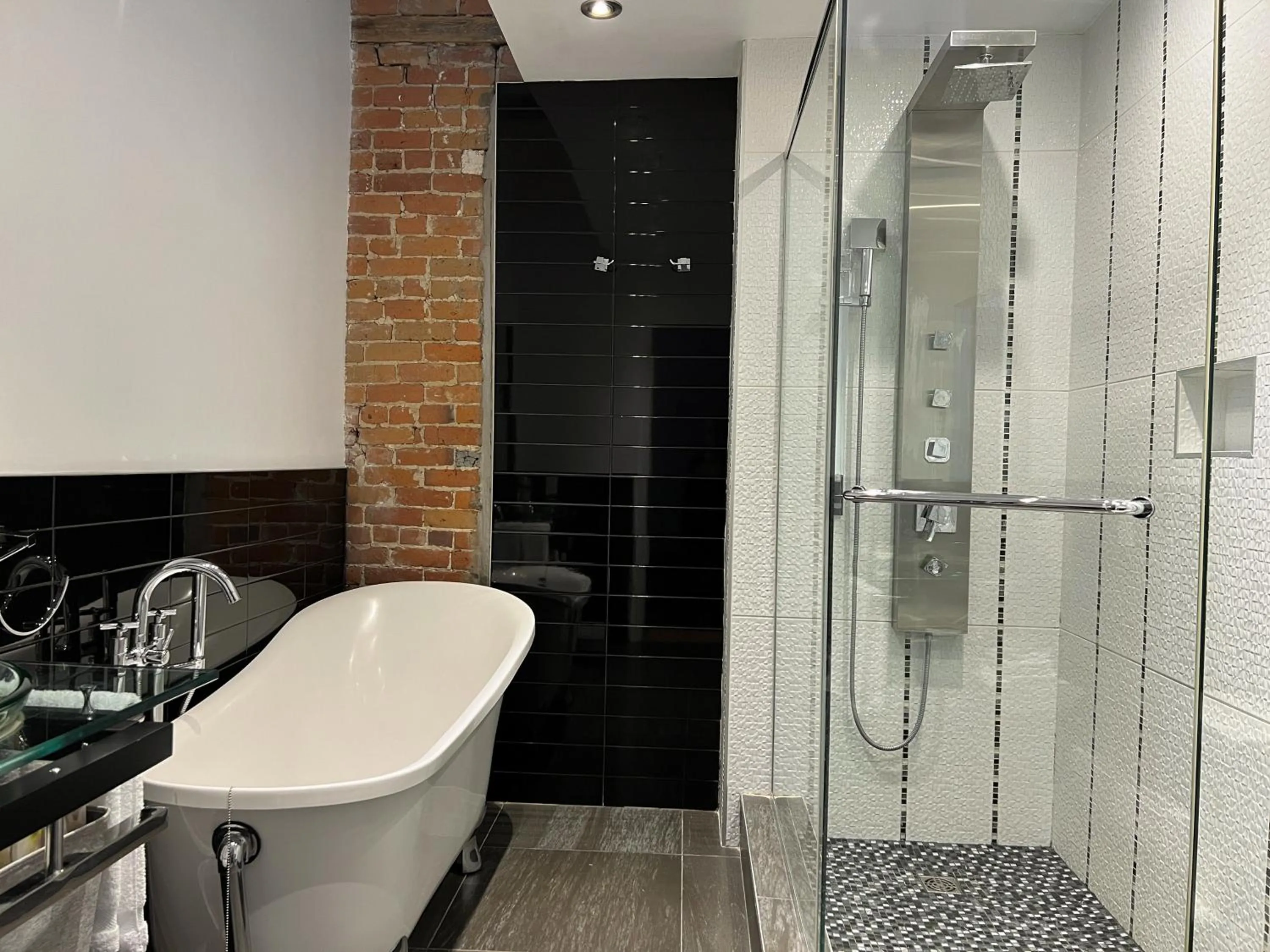 Bathroom in Lofts du Vieux-Port by Gray Collection