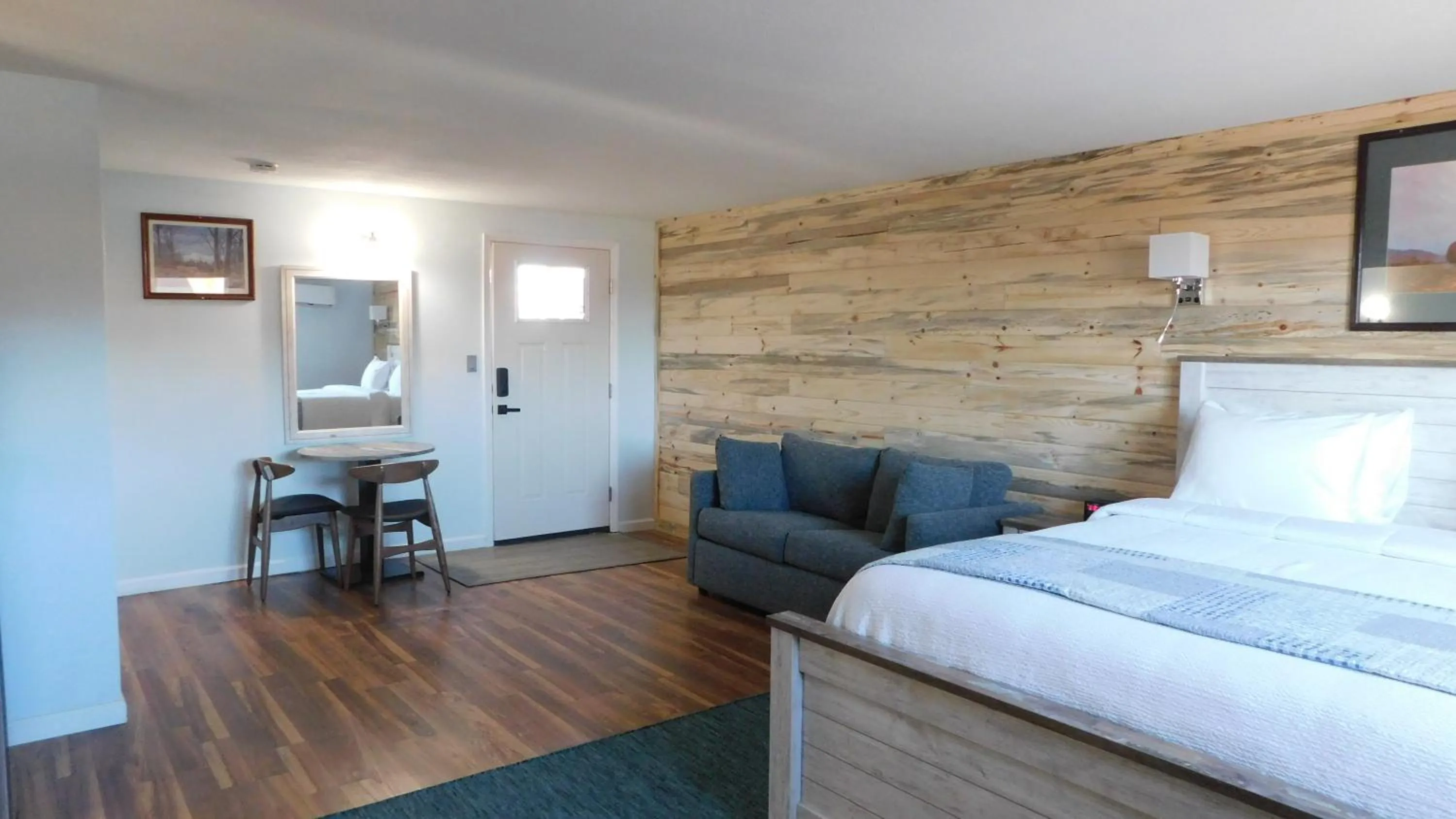 Seating area, Bed in Silver Ridge Lodge