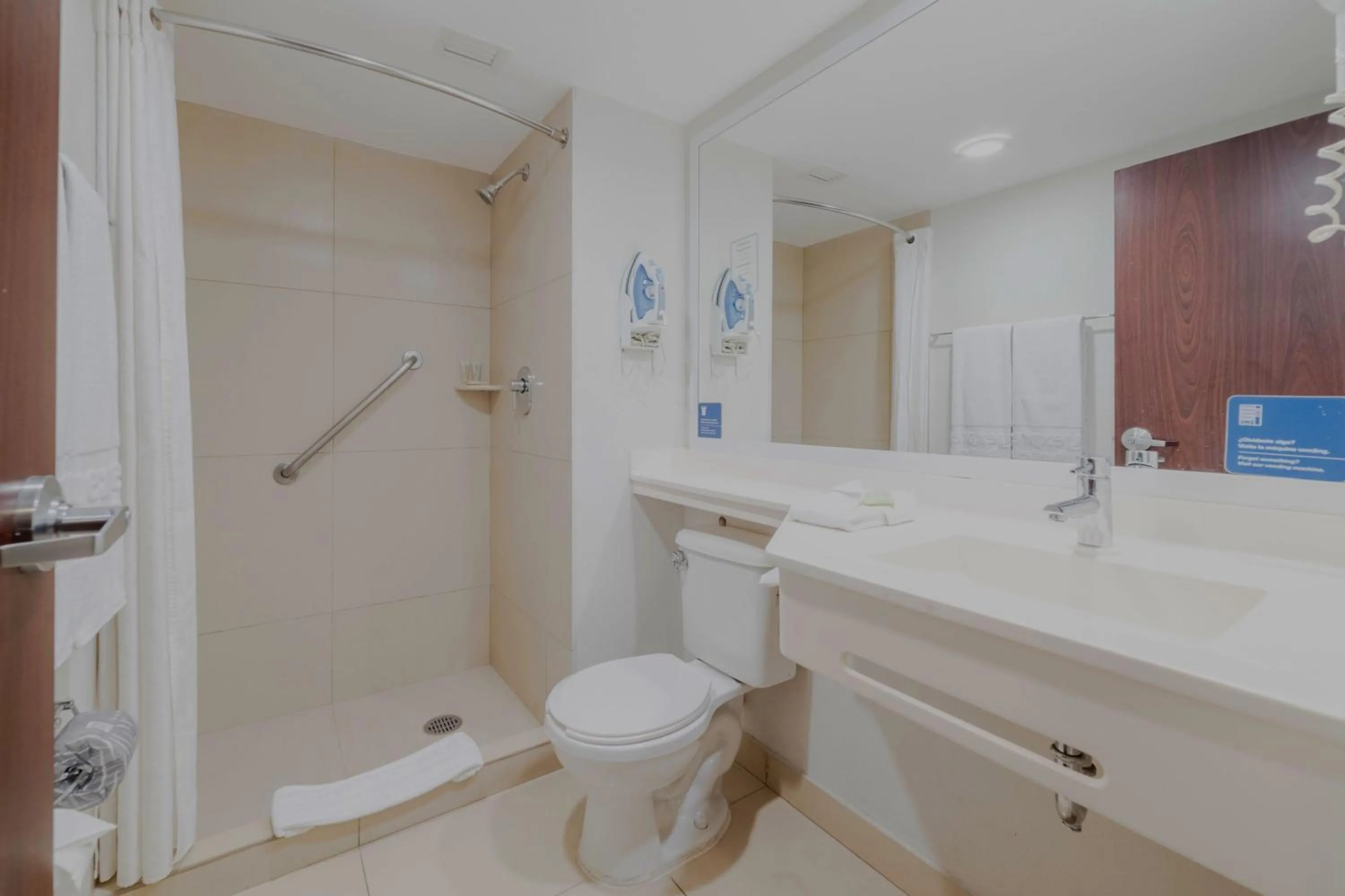 Bathroom in City Express by Marriott Minatitlán