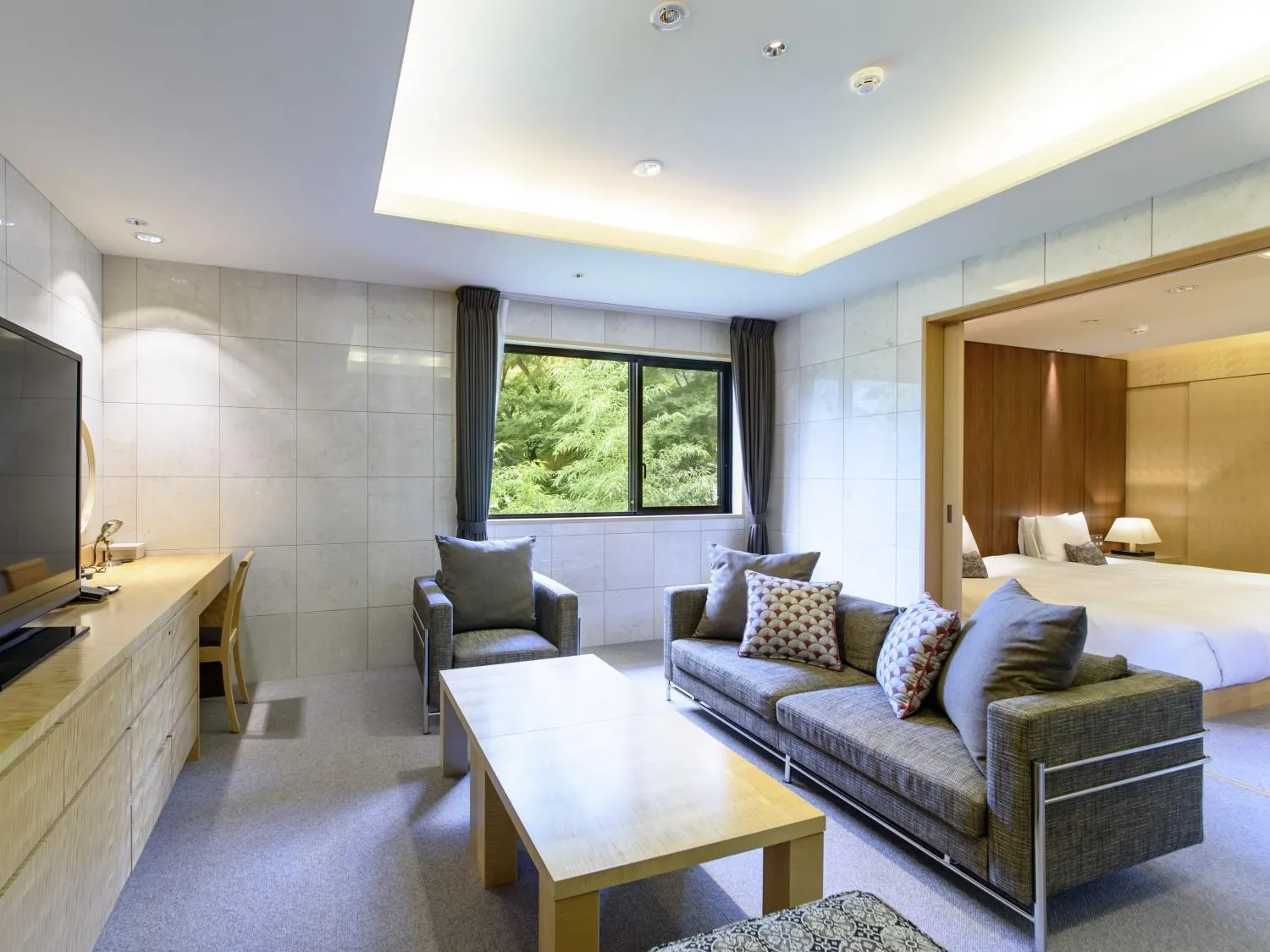 Seating area, Bed in Hakone Suishoen