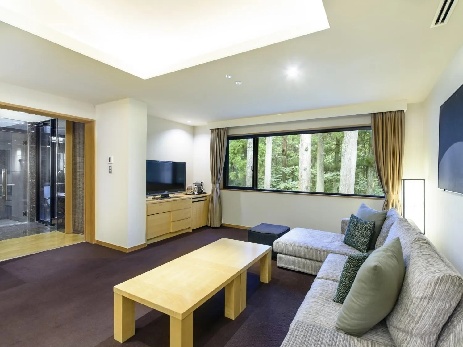 Seating area in Hakone Suishoen