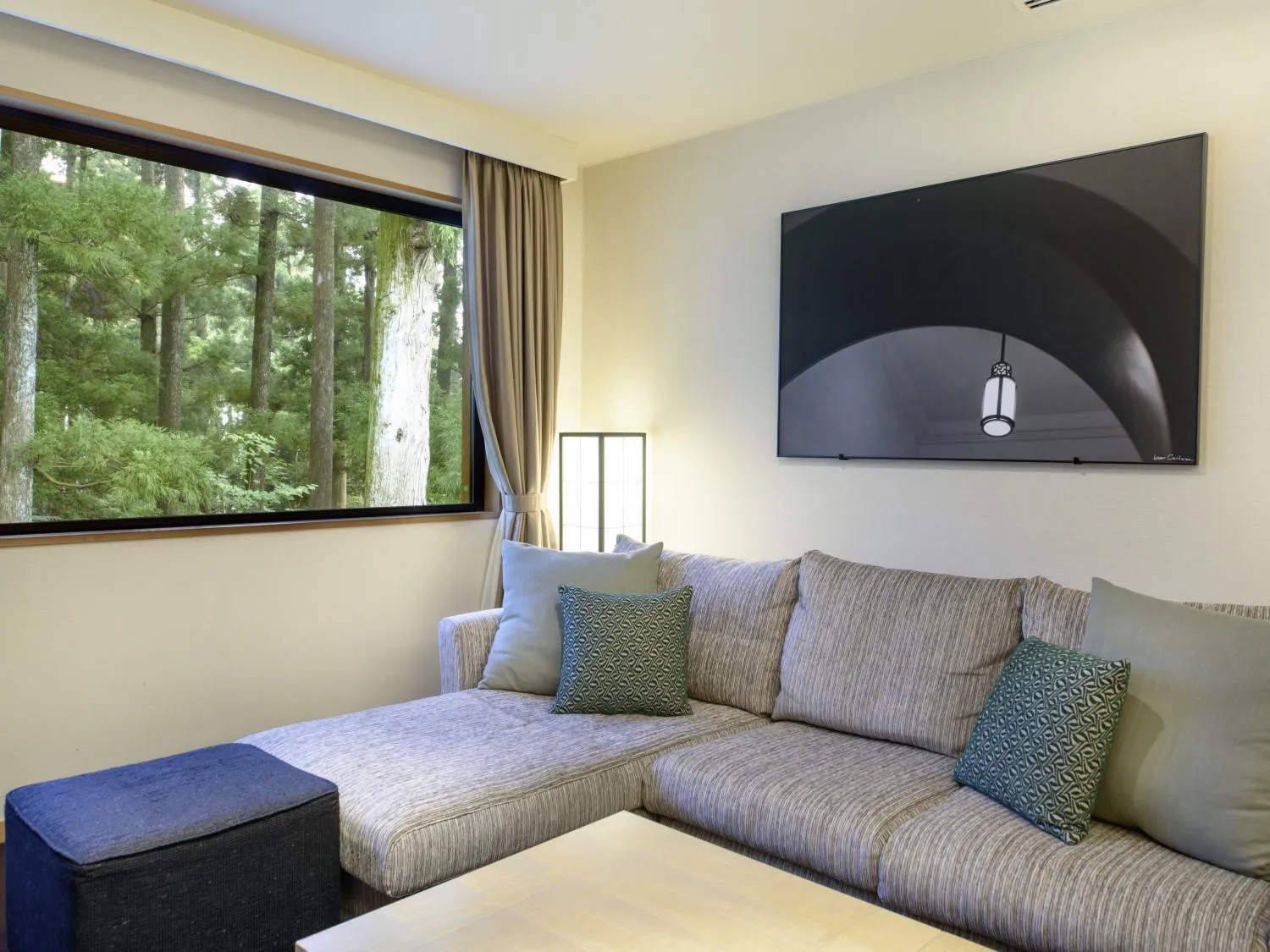 Seating area, Bed in Hakone Suishoen