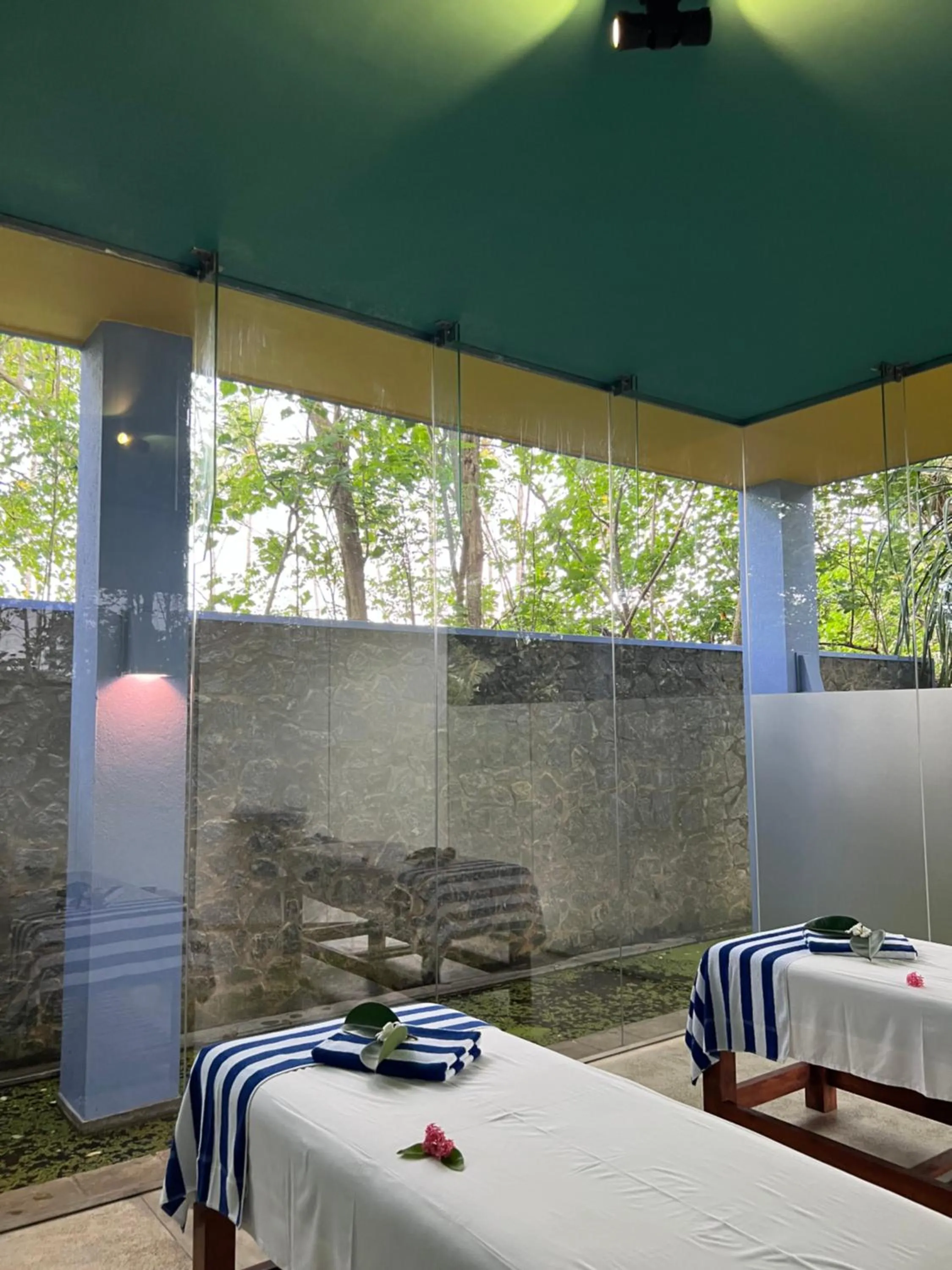 Massage in Buckingham Place