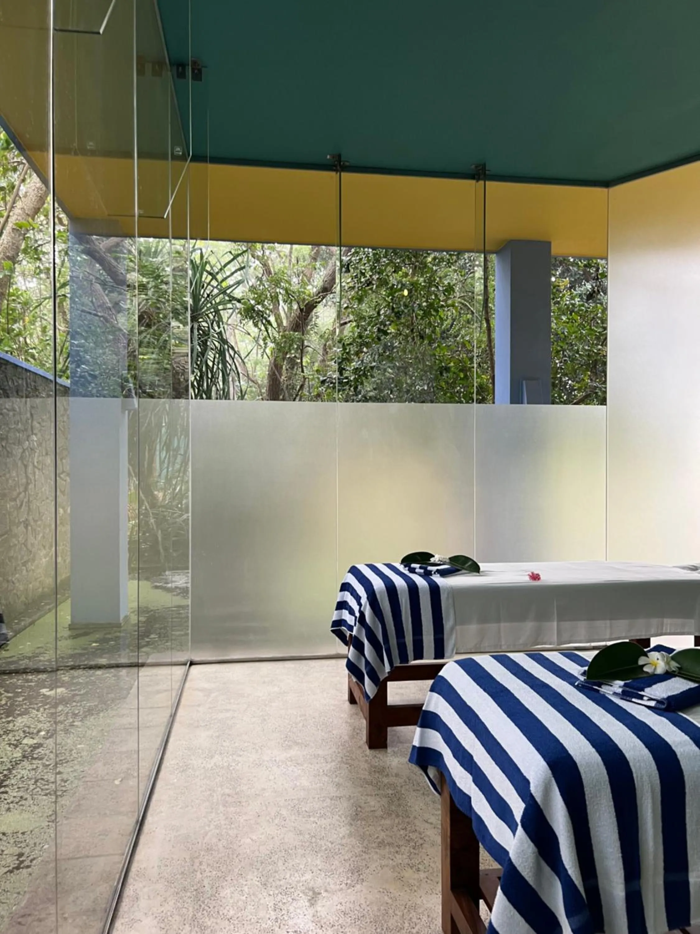 Massage in Buckingham Place