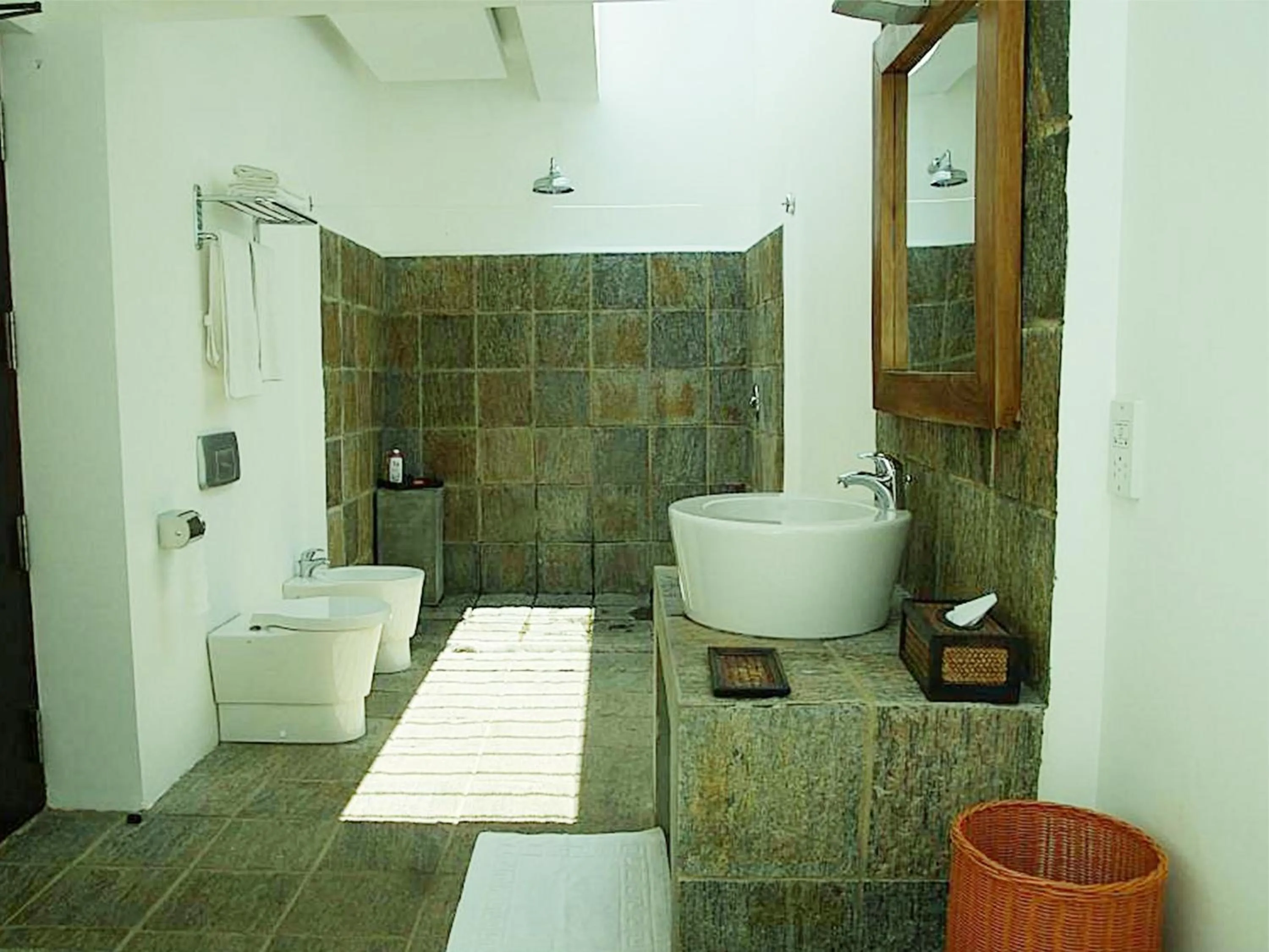 Shower in Buckingham Place