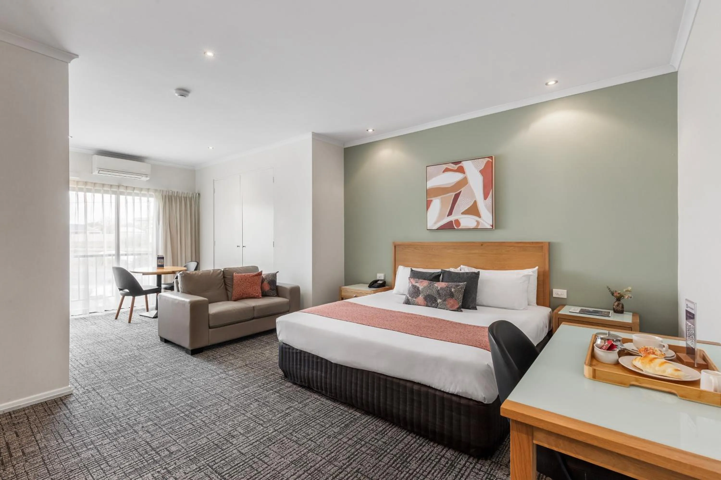 Photo of the whole room, Bed in BEST WESTERN Geelong Motor Inn & Serviced Apartments